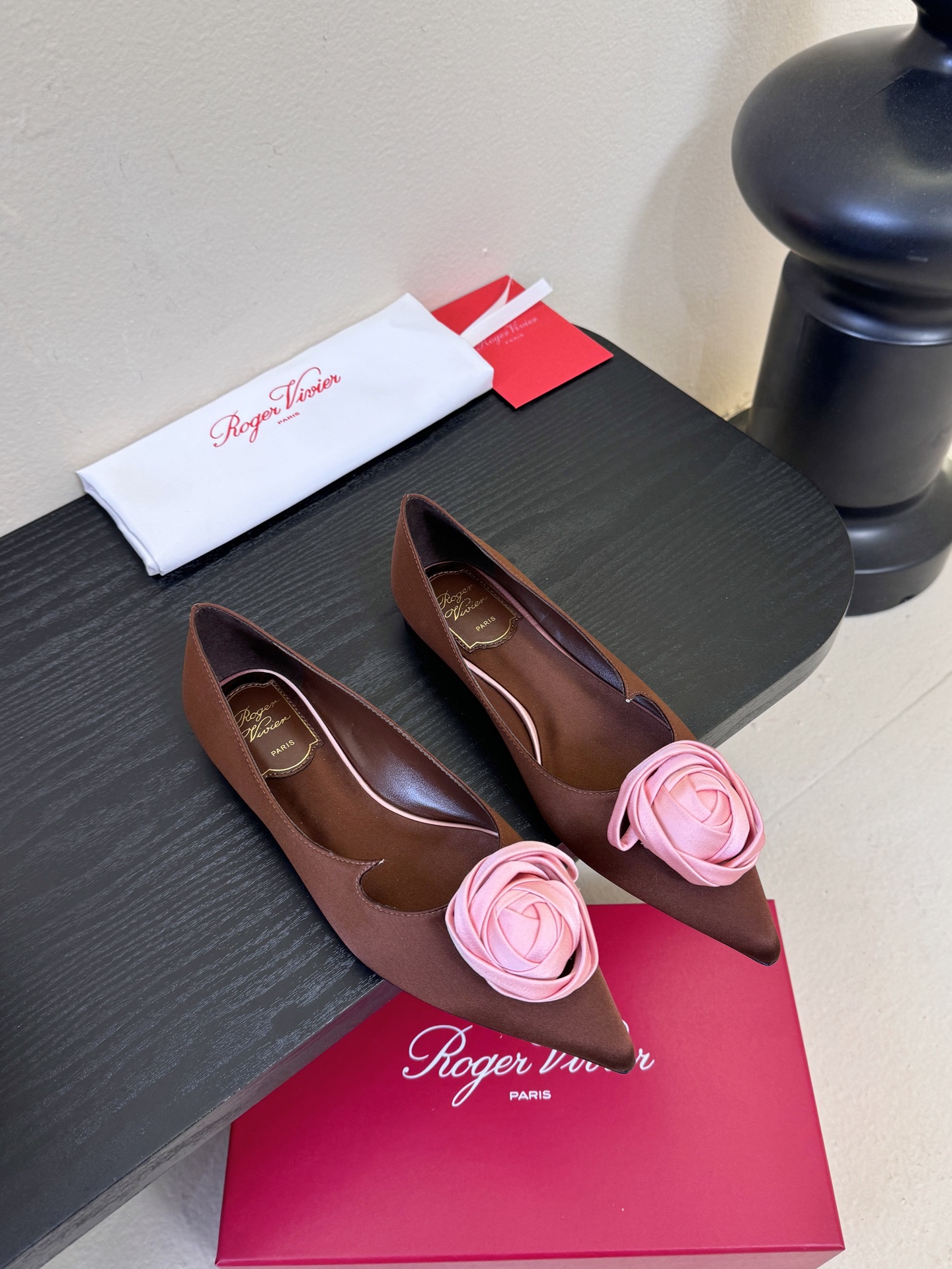 Roger Vivier罗杰·维维亚2026春夏最新款时装鞋超多明星网红种草 经典的尖头设计 玫瑰花扣装