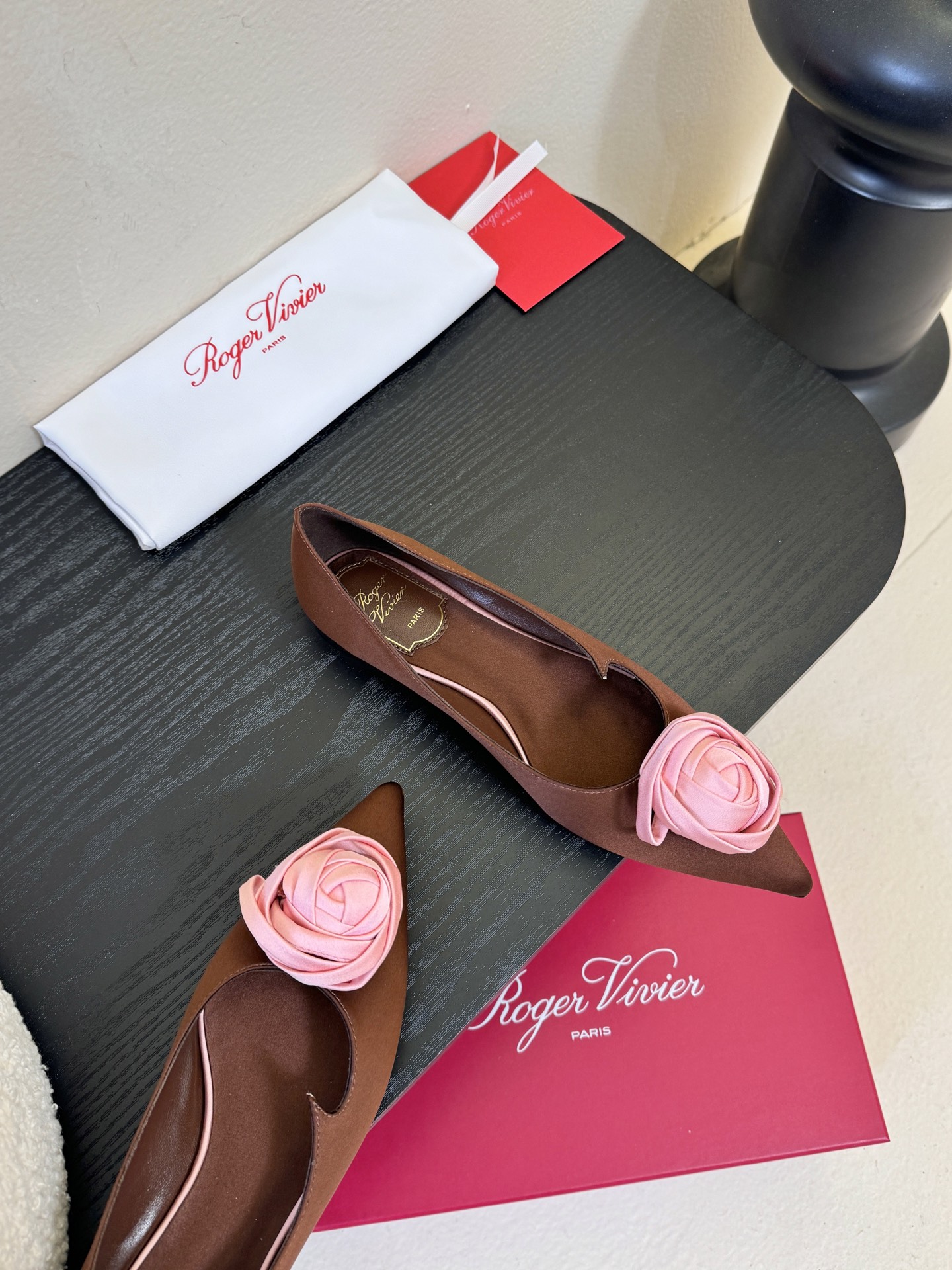 Roger Vivier罗杰·维维亚2026春夏最新款时装鞋超多明星网红种草 经典的尖头设计 玫瑰花扣装