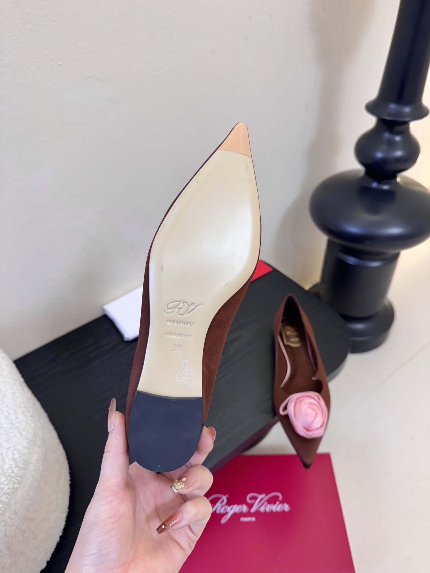 Roger Vivier罗杰·维维亚2026春夏最新款时装鞋超多明星网红种草 经典的尖头设计 玫瑰花扣装