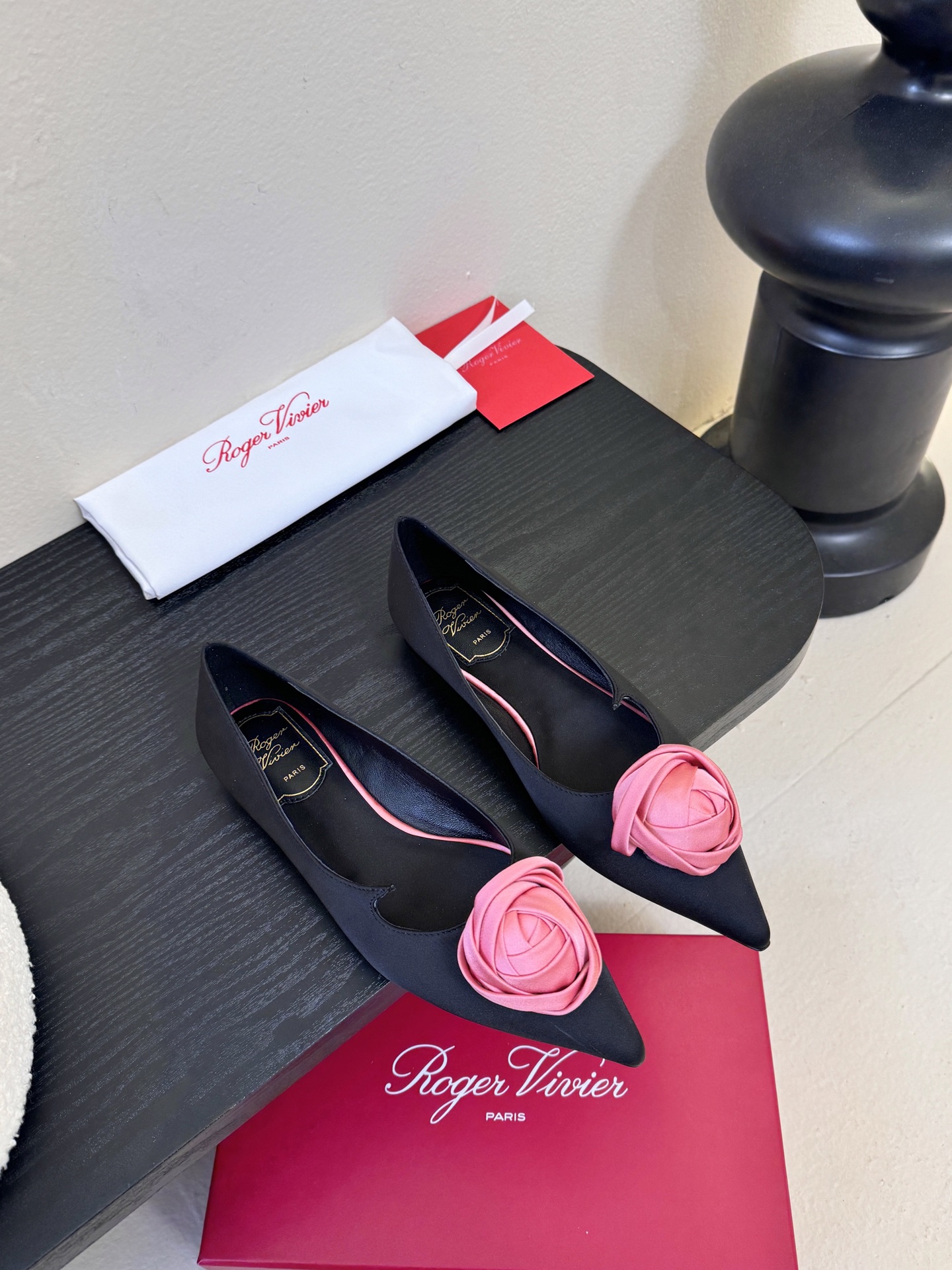 NO:725210,Roger Vivier's latest fashion shoes for spring and summer 2026. Lots of celebrity Internet celebrities. Classic pointed toe design. Rose buckle decoration. High brand recognition. Sheepskin insole is soft and comfortable. Not tired after walking for a long time. Versatile for daily outings. Can be easily worn in skirts and trousers on dates and other daily occasions. The shoe shape modifies the foot shape. Even sisters with wide feet can easily control it. Elegant and practical. Imported silk cloth upper. Heel height 9CM. Italian genuine leather outsole Size  35-41 (customized at 40.41), high-heeled shoes, roger vivor, high heels, skirts, sheepskin, real silk, Leather soles19860909Roger Vivier罗杰·维维亚2026春夏最新款时装鞋 超多明星网红种草 经典的尖头设计 玫瑰花扣装饰 品牌辨识度超高 羊皮鞋垫柔软舒适 长时间走路也不累 日常出街百搭款 约会等日常场合裙装裤装都能轻松驾驭 鞋型修饰脚型 宽脚姐妹也能轻松驾驭 优雅又实用 鞋面进口真丝布 跟高9CM 意大利真皮大底Size 35-41（40.41订做）,高跟鞋单鞋,roger vivier,high heels,skirts,sheepskin,real silk,Leather soles,Women's Shoes