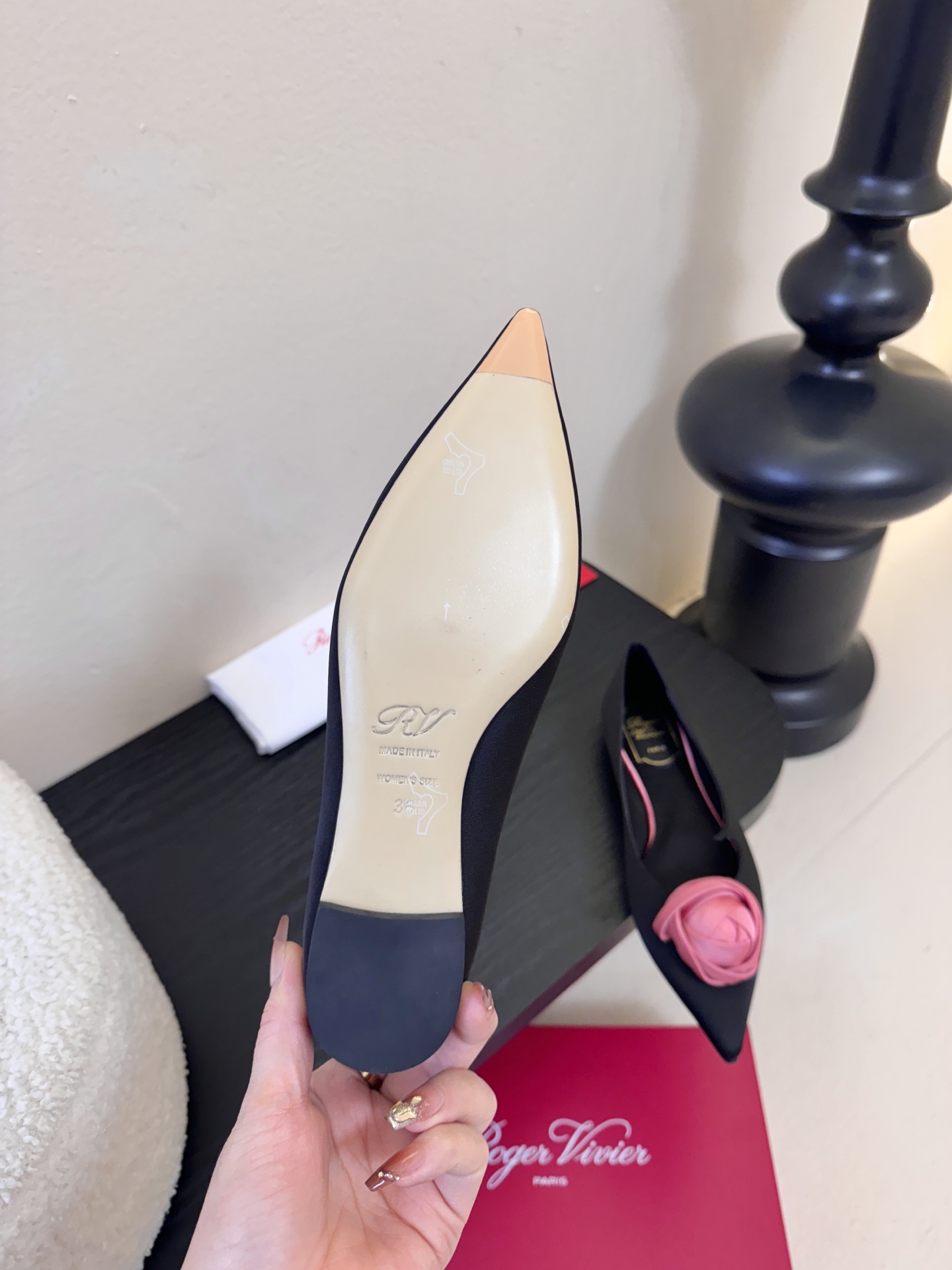 Roger Vivier罗杰·维维亚2026春夏最新款时装鞋超多明星网红种草 经典的尖头设计 玫瑰花扣装