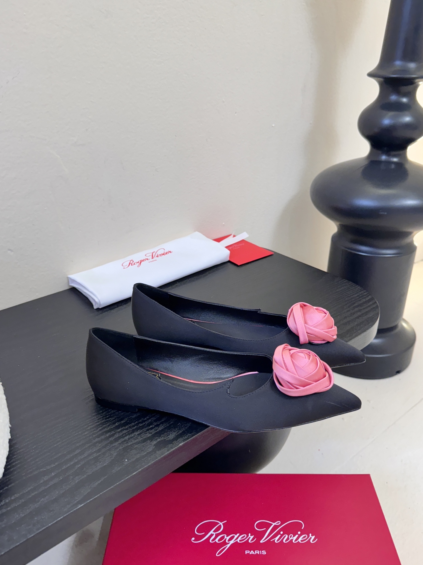 Roger Vivier罗杰·维维亚2026春夏最新款时装鞋超多明星网红种草 经典的尖头设计 玫瑰花扣装