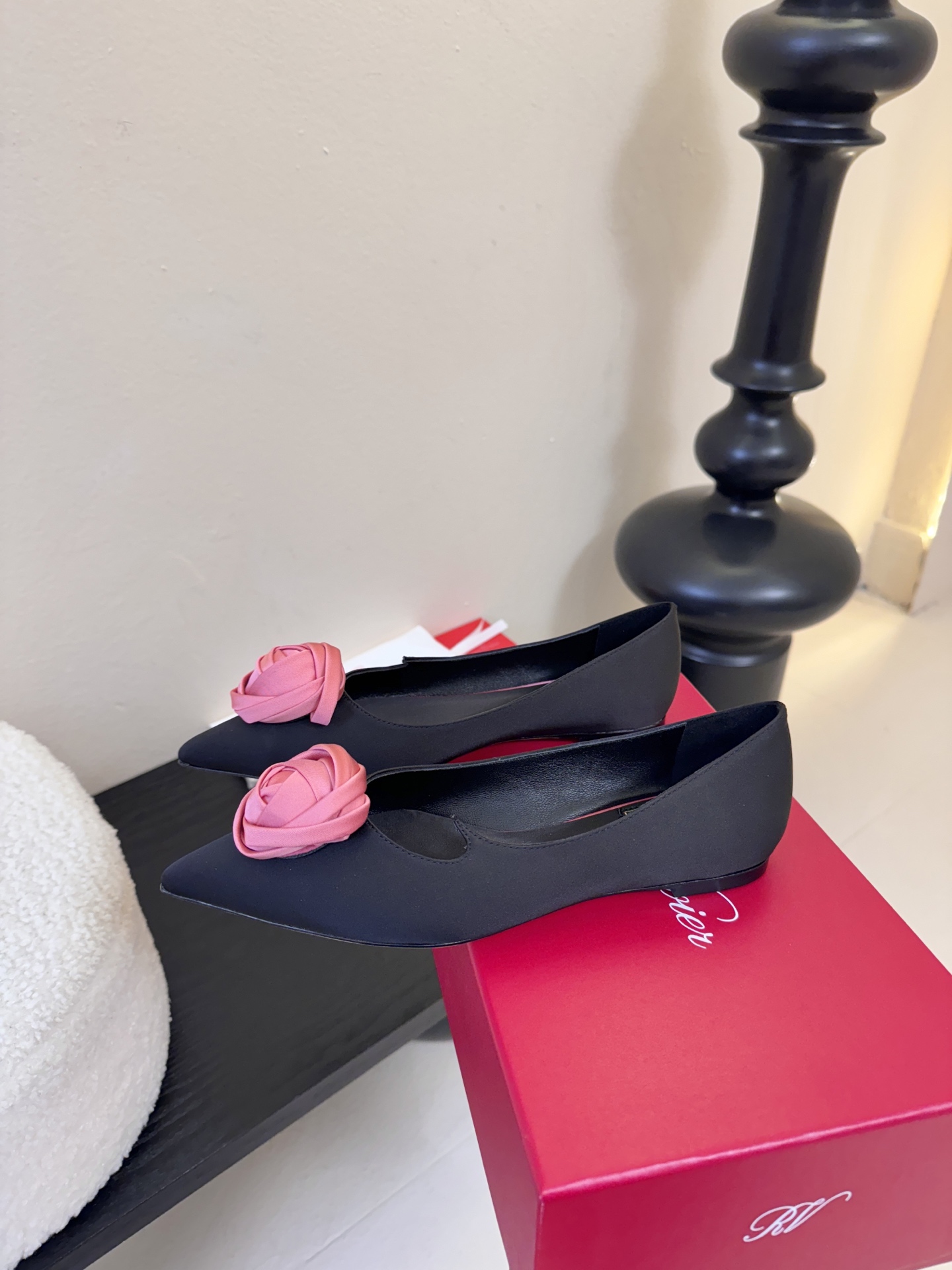 Roger Vivier罗杰·维维亚2026春夏最新款时装鞋超多明星网红种草 经典的尖头设计 玫瑰花扣装