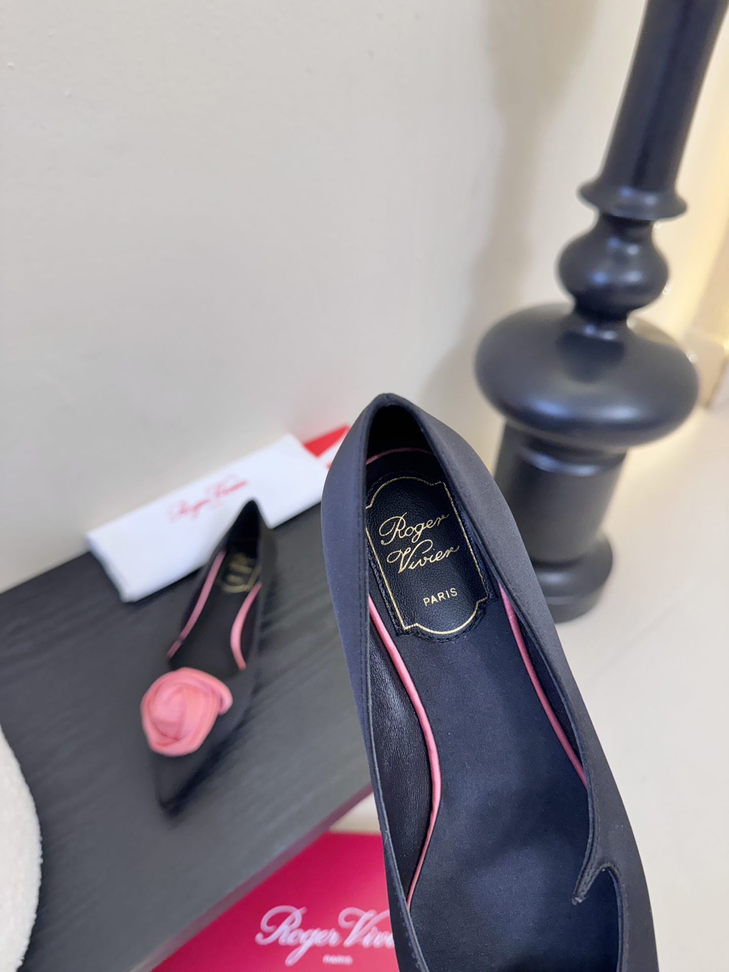 Roger Vivier罗杰·维维亚2026春夏最新款时装鞋超多明星网红种草 经典的尖头设计 玫瑰花扣装