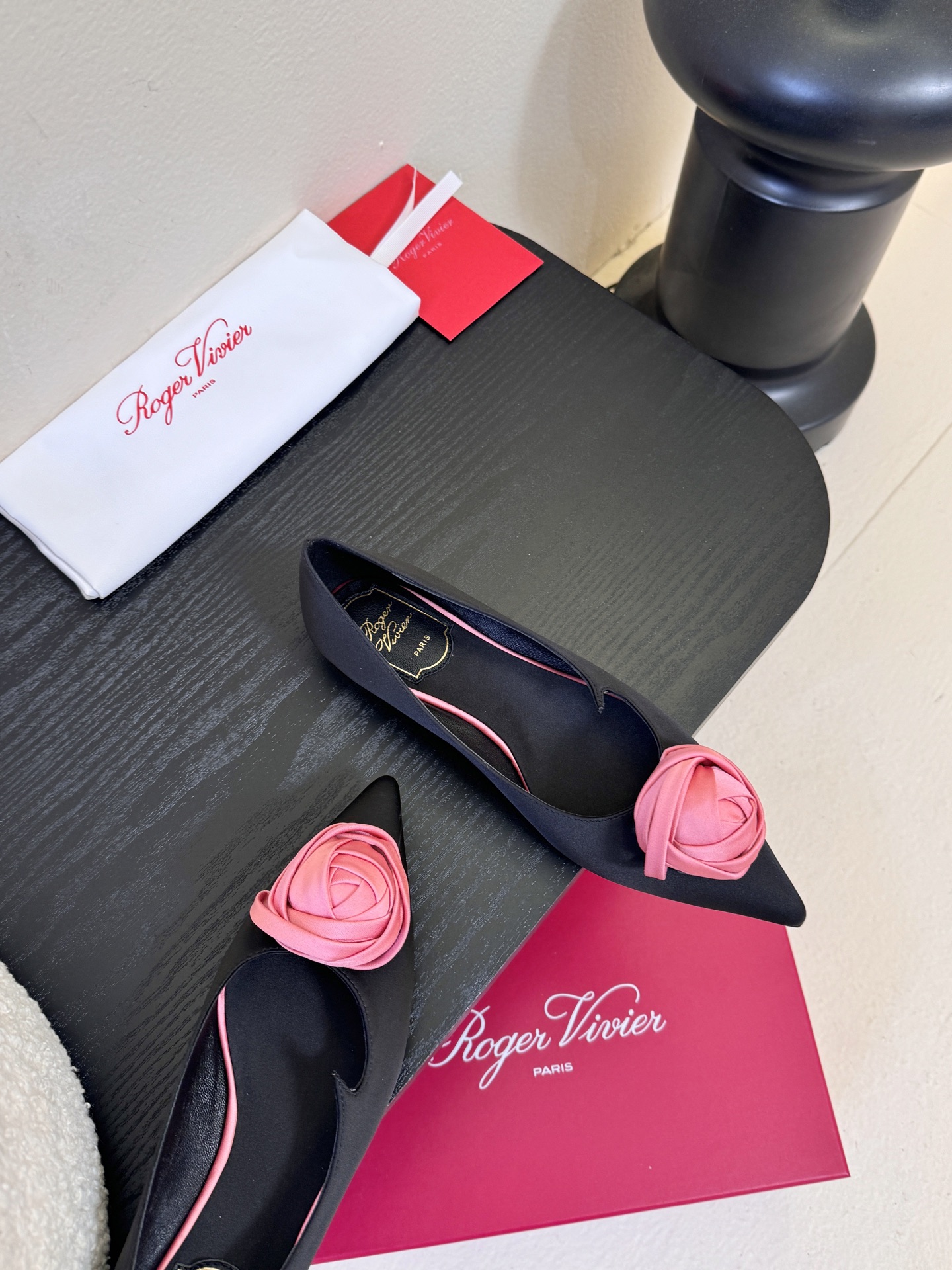 Roger Vivier罗杰·维维亚2026春夏最新款时装鞋超多明星网红种草 经典的尖头设计 玫瑰花扣装