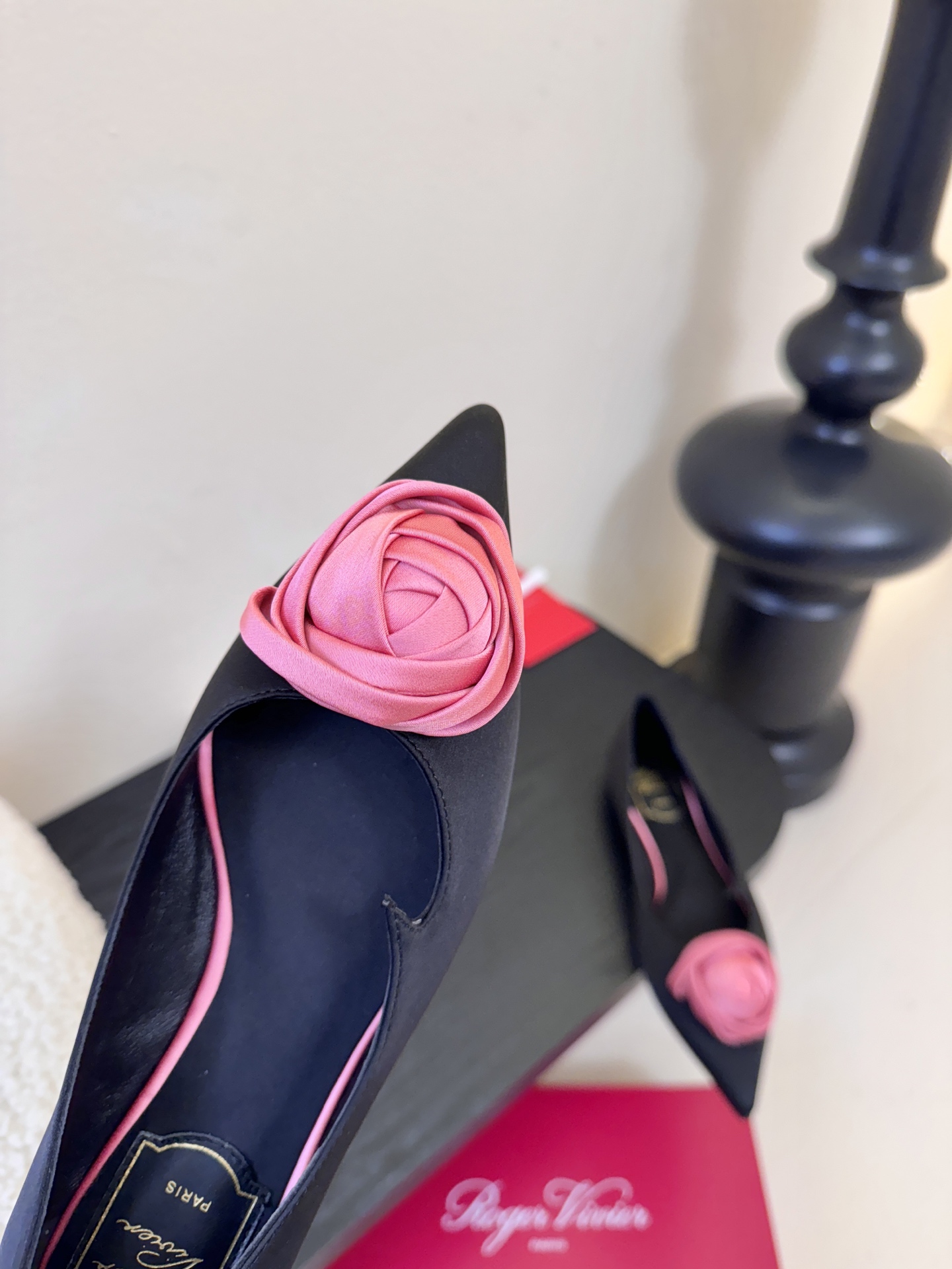 Roger Vivier罗杰·维维亚2026春夏最新款时装鞋超多明星网红种草 经典的尖头设计 玫瑰花扣装