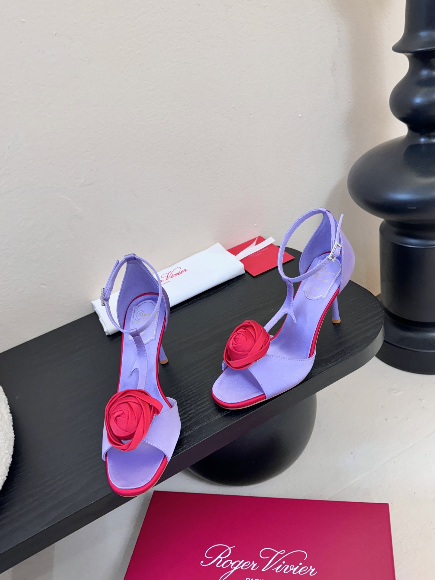 Roger Vivier罗杰·维维亚2026春夏最新款时装鞋超多明星网红种草 经典的尖头设计 玫瑰花扣装