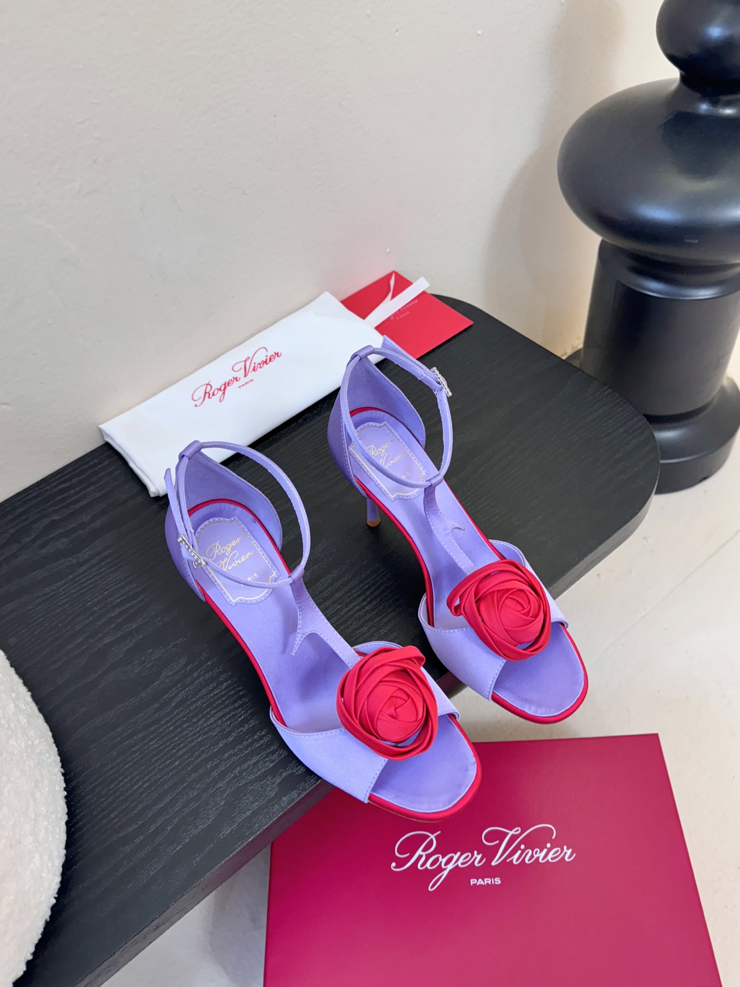 Roger Vivier罗杰·维维亚2026春夏最新款时装鞋超多明星网红种草 经典的尖头设计 玫瑰花扣装