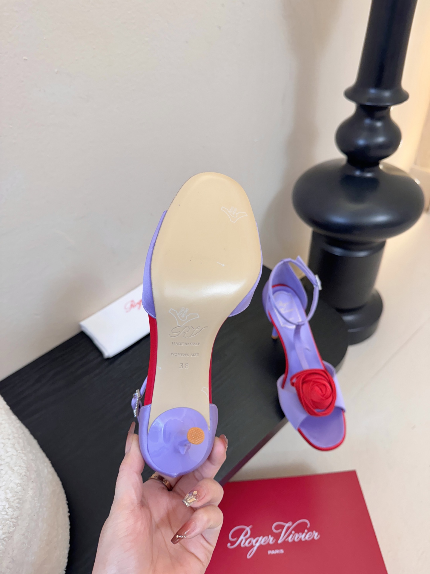 Roger Vivier罗杰·维维亚2026春夏最新款时装鞋超多明星网红种草 经典的尖头设计 玫瑰花扣装