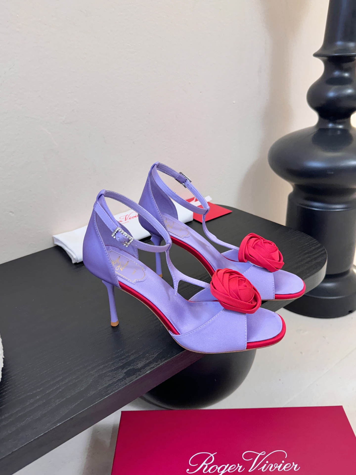 Roger Vivier罗杰·维维亚2026春夏最新款时装鞋超多明星网红种草 经典的尖头设计 玫瑰花扣装