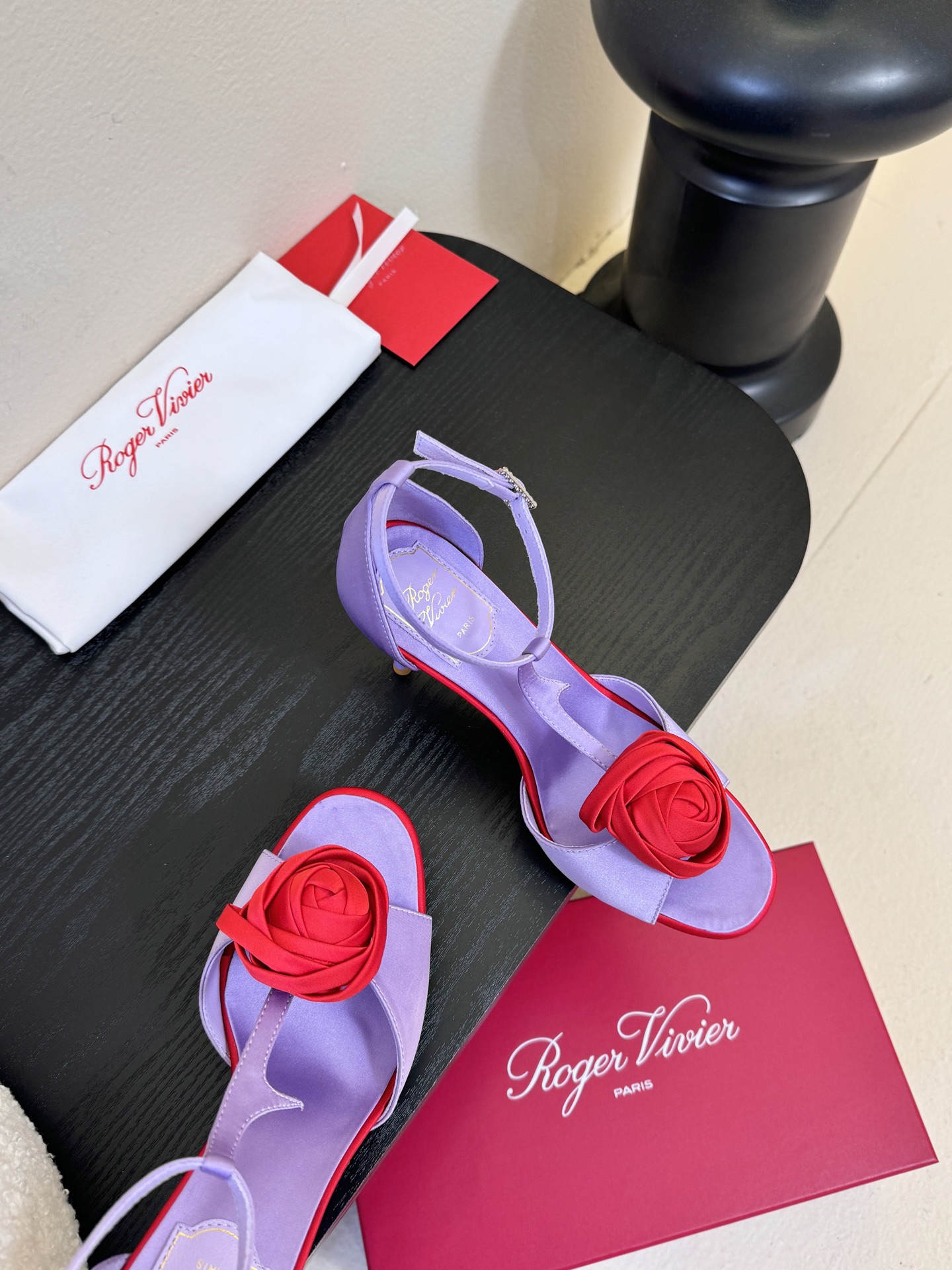 Roger Vivier罗杰·维维亚2026春夏最新款时装鞋超多明星网红种草 经典的尖头设计 玫瑰花扣装