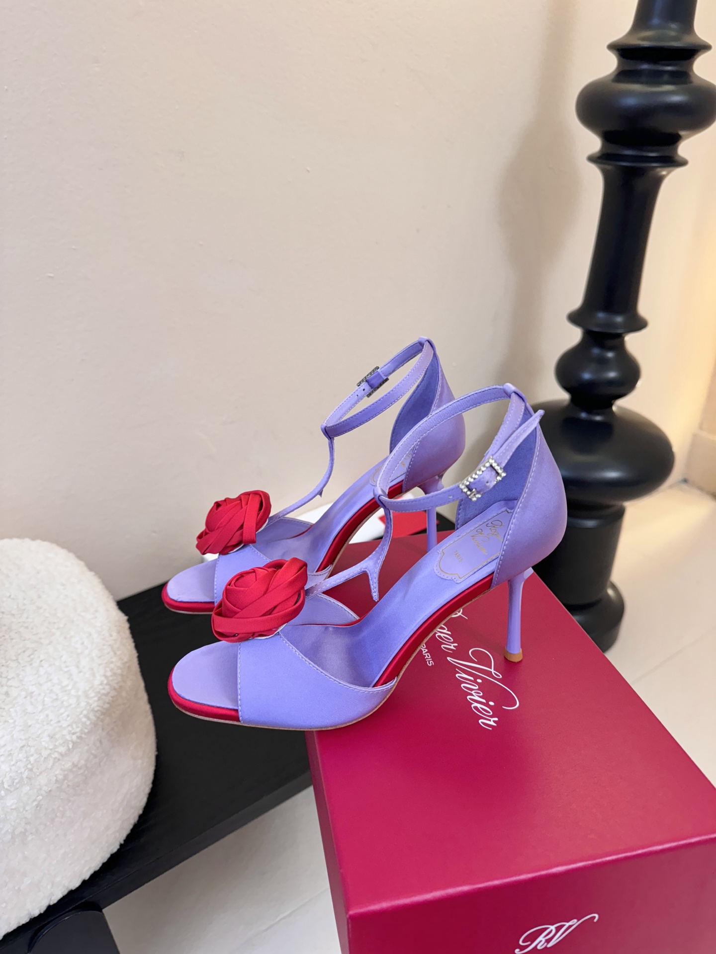 Roger Vivier罗杰·维维亚2026春夏最新款时装鞋超多明星网红种草 经典的尖头设计 玫瑰花扣装