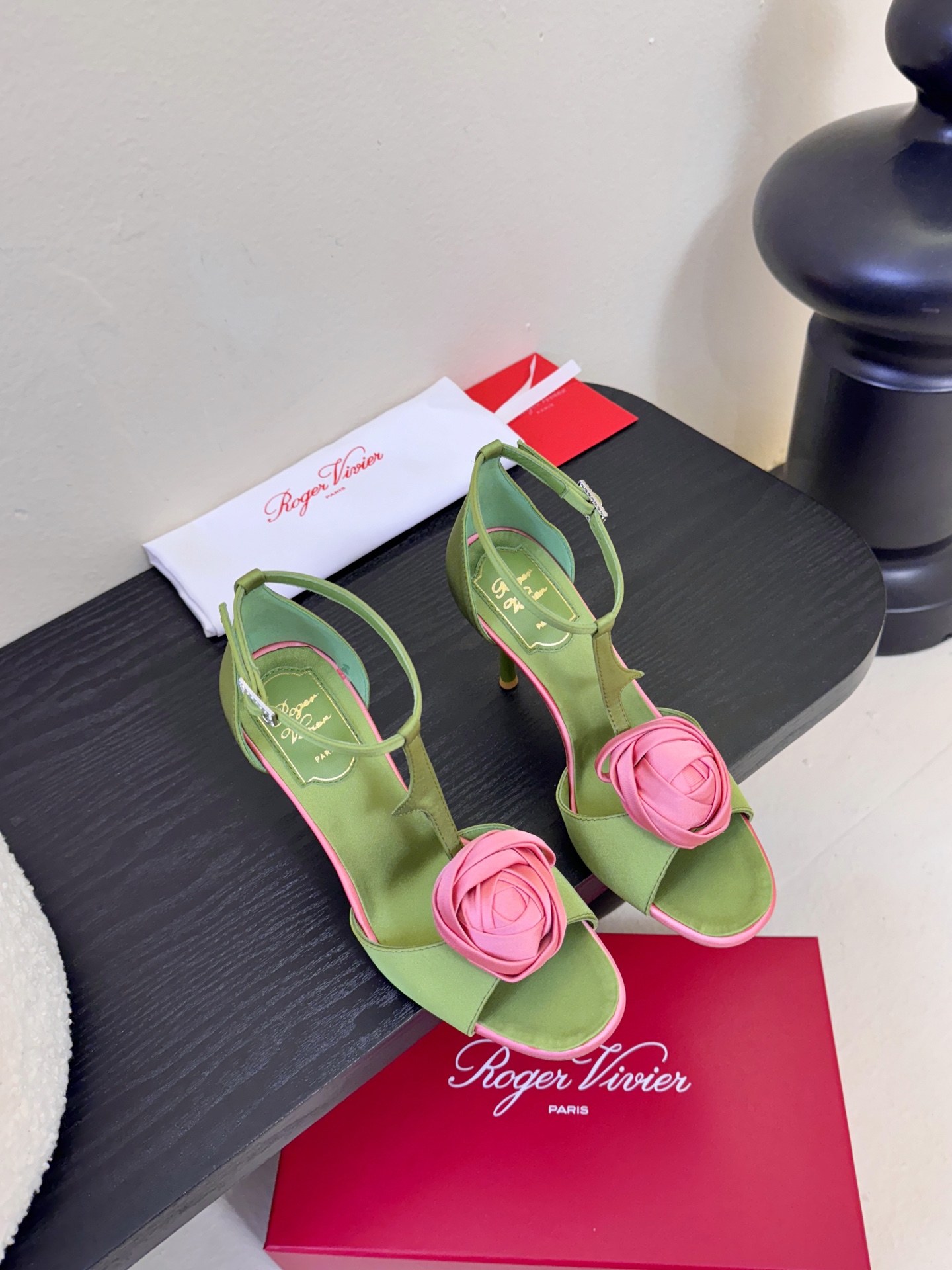 Roger Vivier罗杰·维维亚2026春夏最新款时装鞋超多明星网红种草 经典的尖头设计 玫瑰花扣装