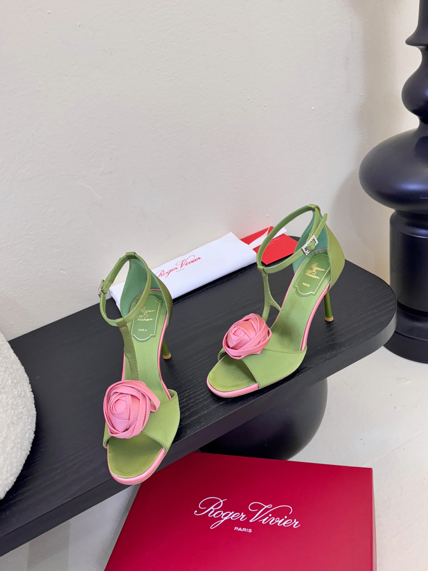 Roger Vivier罗杰·维维亚2026春夏最新款时装鞋超多明星网红种草 经典的尖头设计 玫瑰花扣装