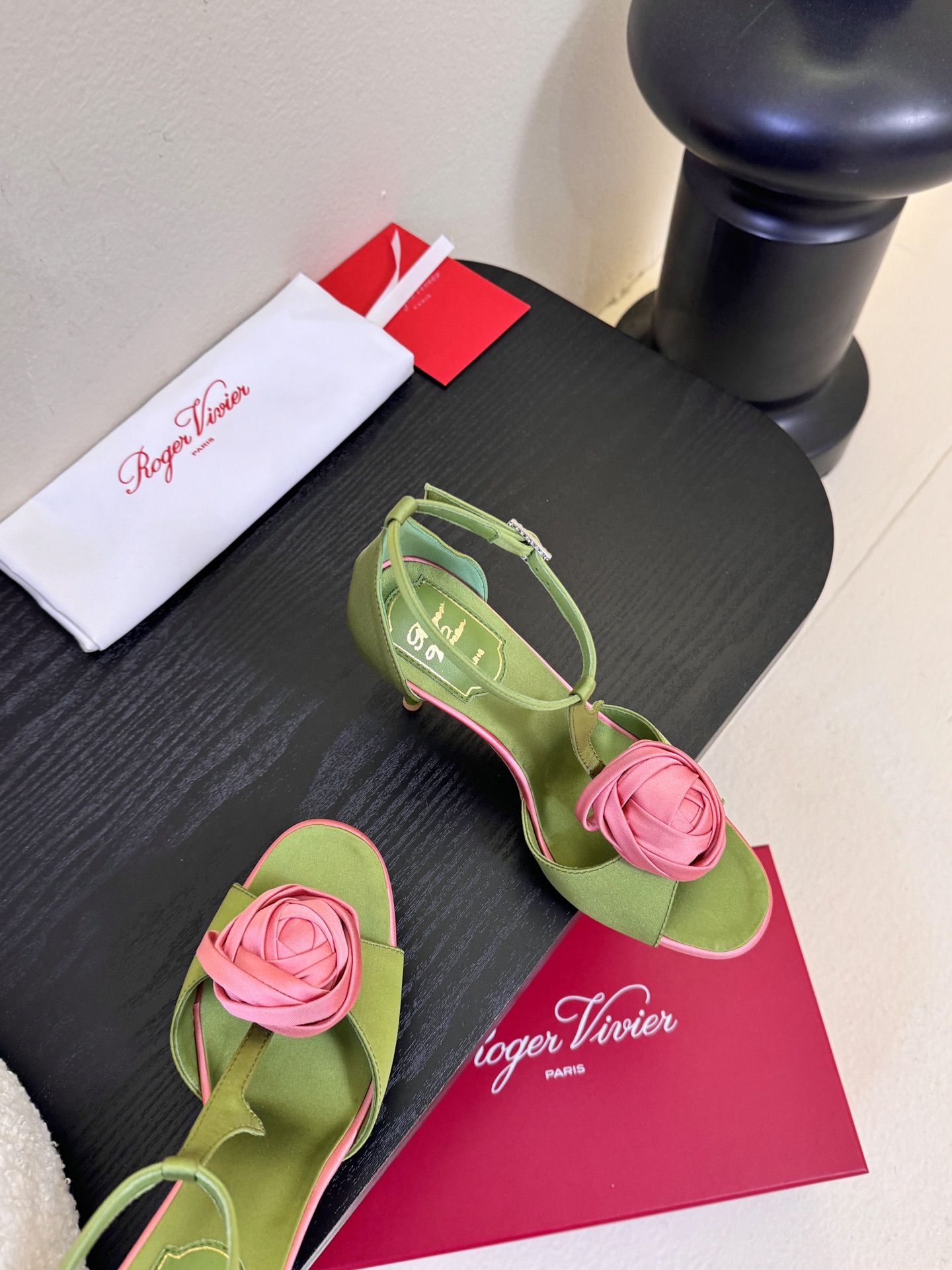 Roger Vivier罗杰·维维亚2026春夏最新款时装鞋超多明星网红种草 经典的尖头设计 玫瑰花扣装