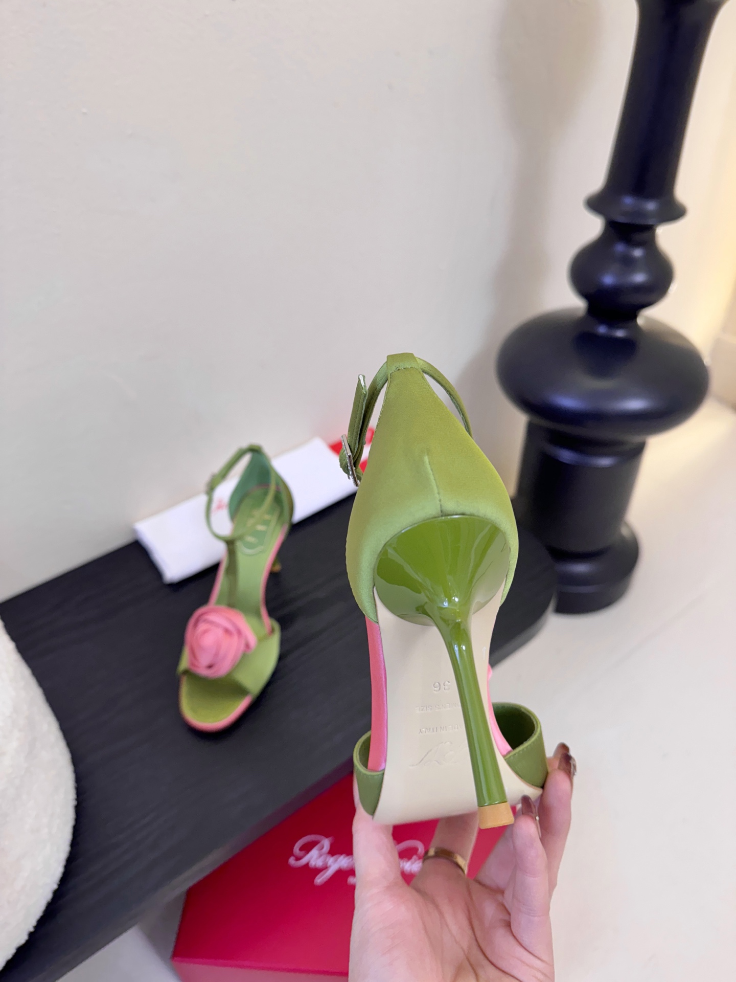 Roger Vivier罗杰·维维亚2026春夏最新款时装鞋超多明星网红种草 经典的尖头设计 玫瑰花扣装