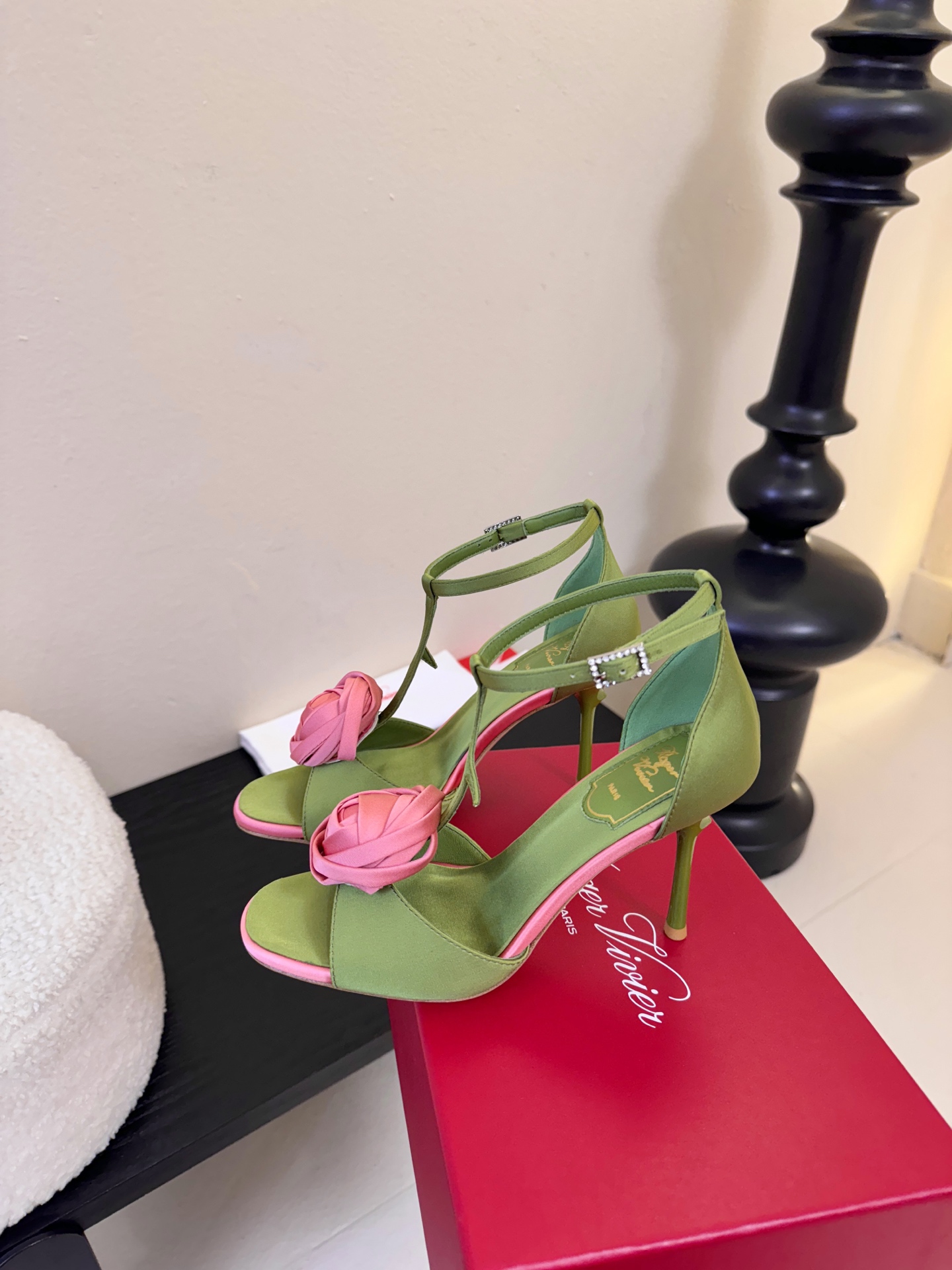 Roger Vivier罗杰·维维亚2026春夏最新款时装鞋超多明星网红种草 经典的尖头设计 玫瑰花扣装