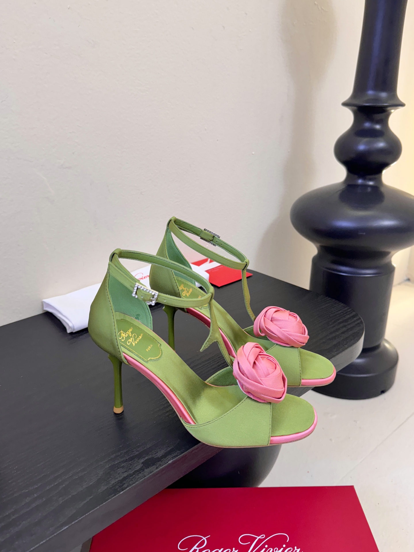 Roger Vivier罗杰·维维亚2026春夏最新款时装鞋超多明星网红种草 经典的尖头设计 玫瑰花扣装