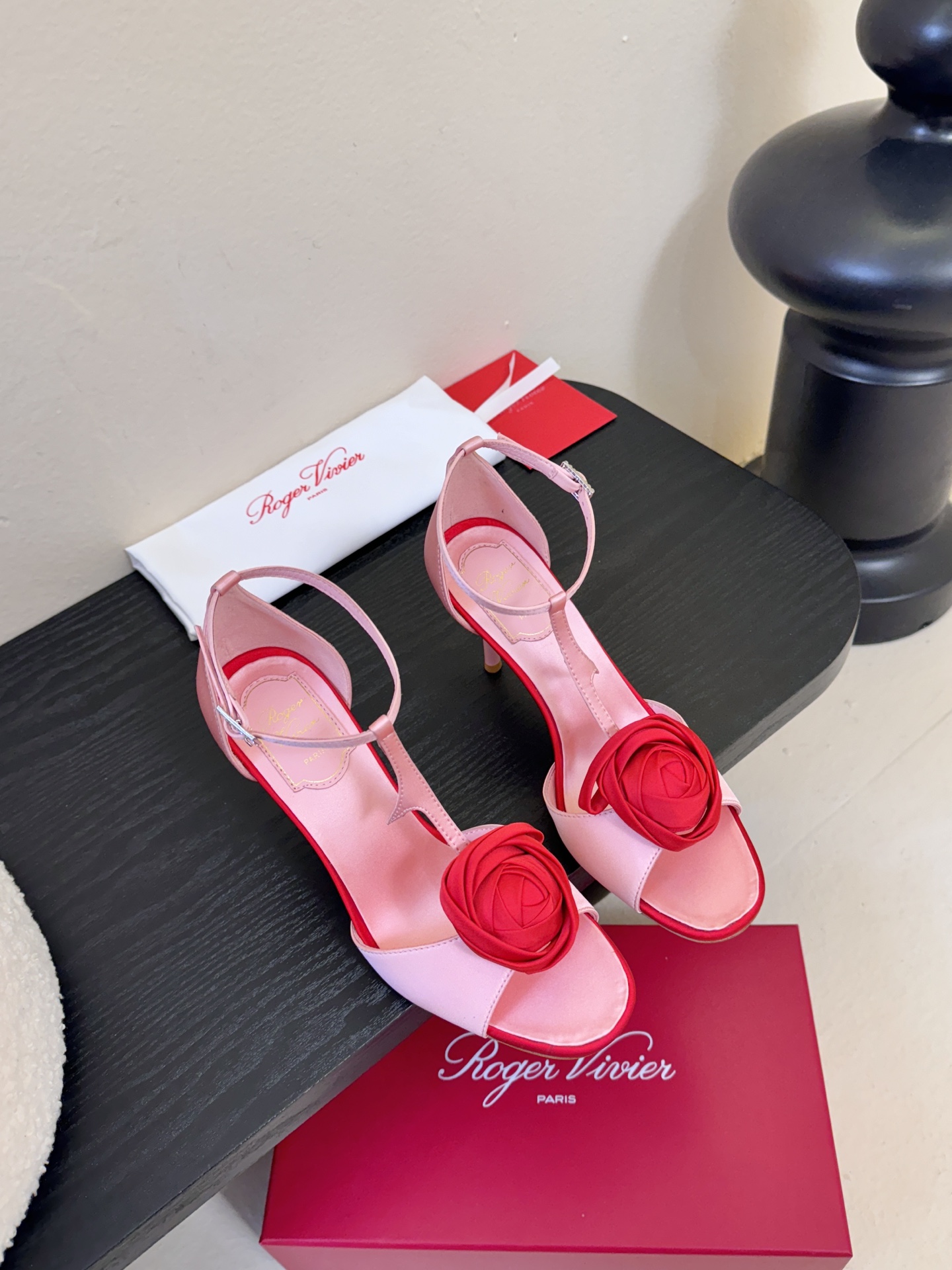 Roger Vivier罗杰·维维亚2026春夏最新款时装鞋超多明星网红种草 经典的尖头设计 玫瑰花扣装