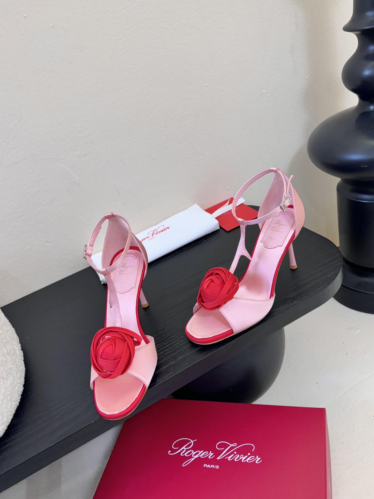 Roger Vivier罗杰·维维亚2026春夏最新款时装鞋超多明星网红种草 经典的尖头设计 玫瑰花扣装