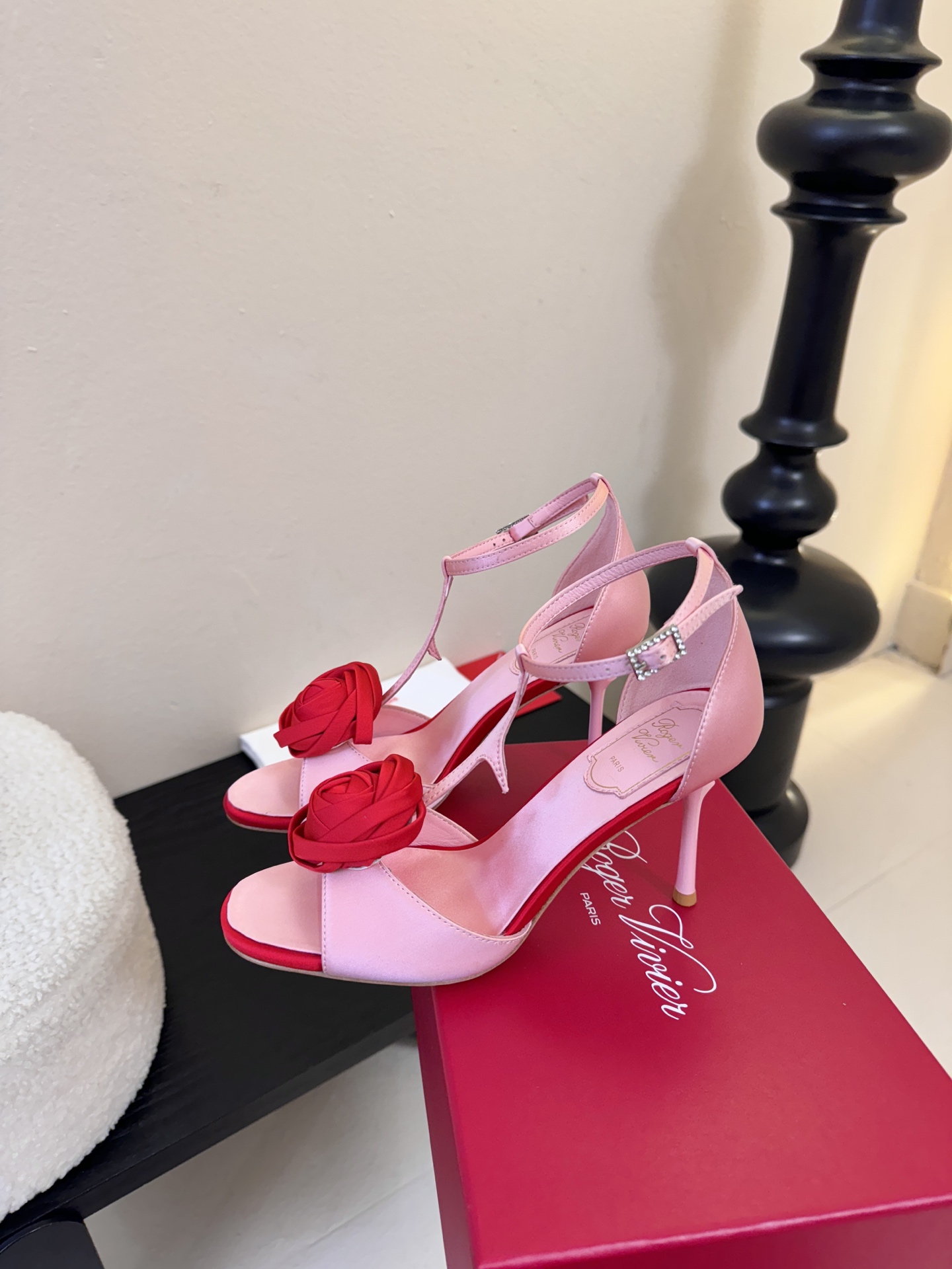 Roger Vivier罗杰·维维亚2026春夏最新款时装鞋超多明星网红种草 经典的尖头设计 玫瑰花扣装