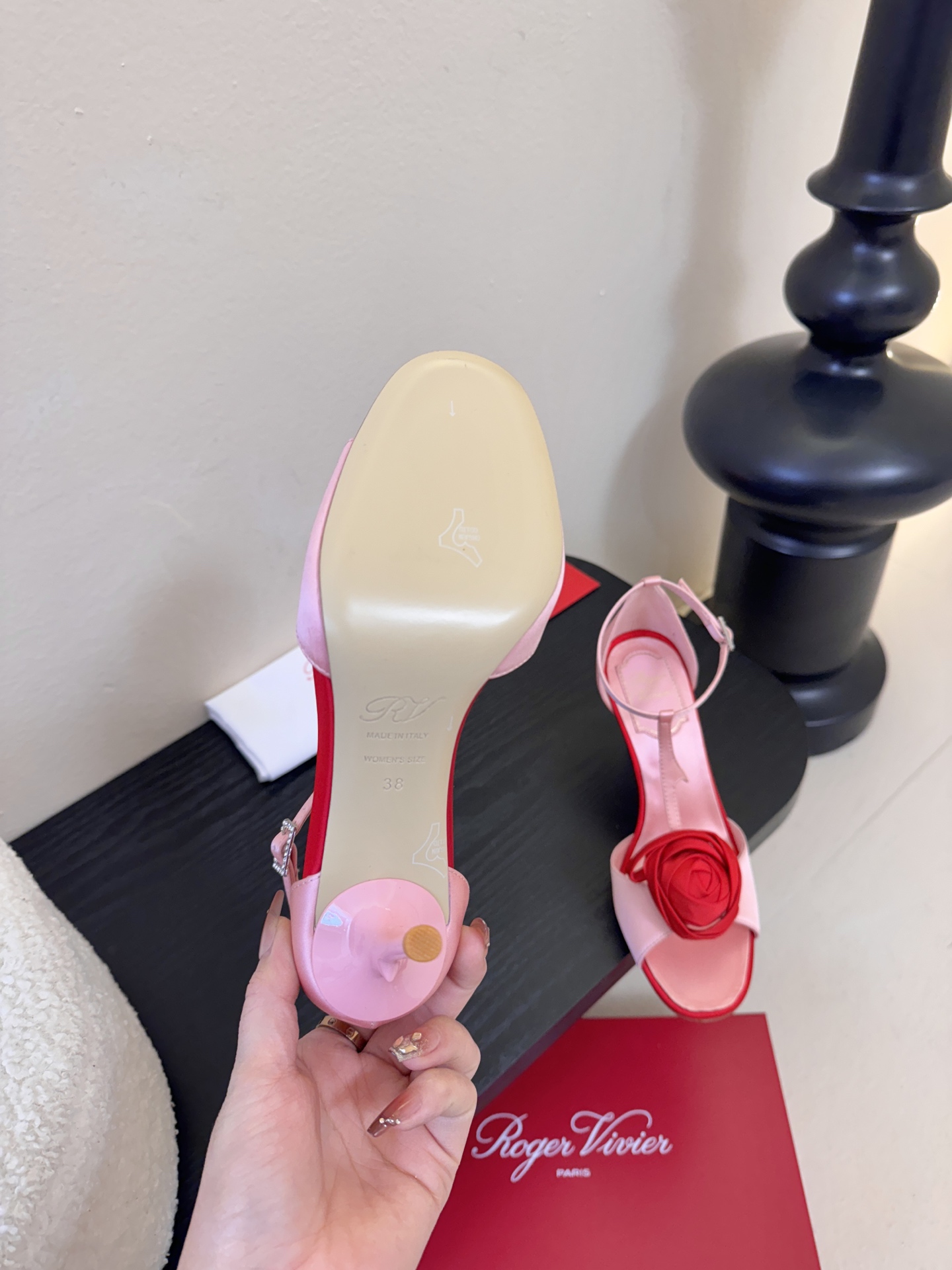 Roger Vivier罗杰·维维亚2026春夏最新款时装鞋超多明星网红种草 经典的尖头设计 玫瑰花扣装