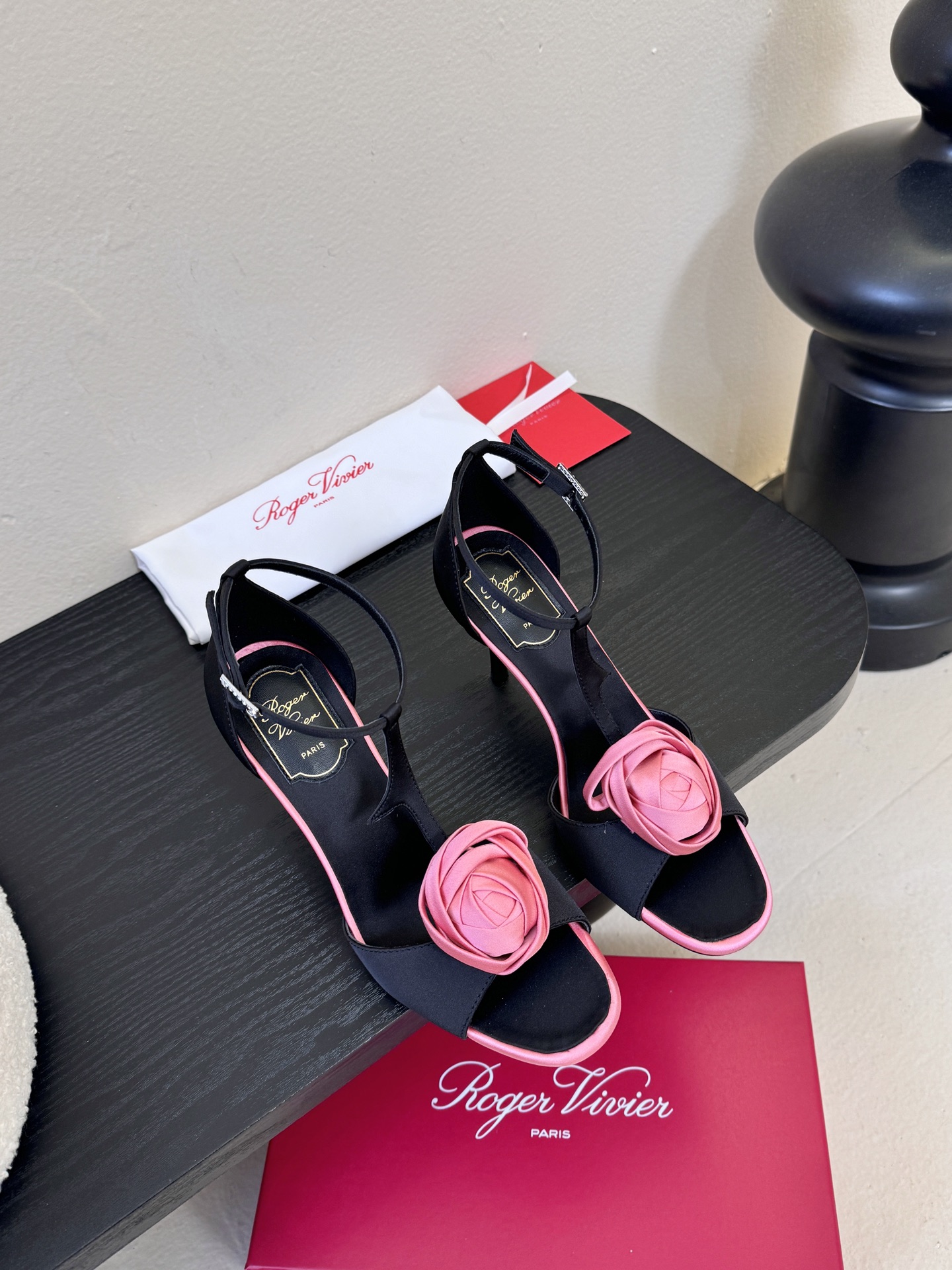 Roger Vivier罗杰·维维亚2026春夏最新款时装鞋超多明星网红种草 经典的尖头设计 玫瑰花扣装