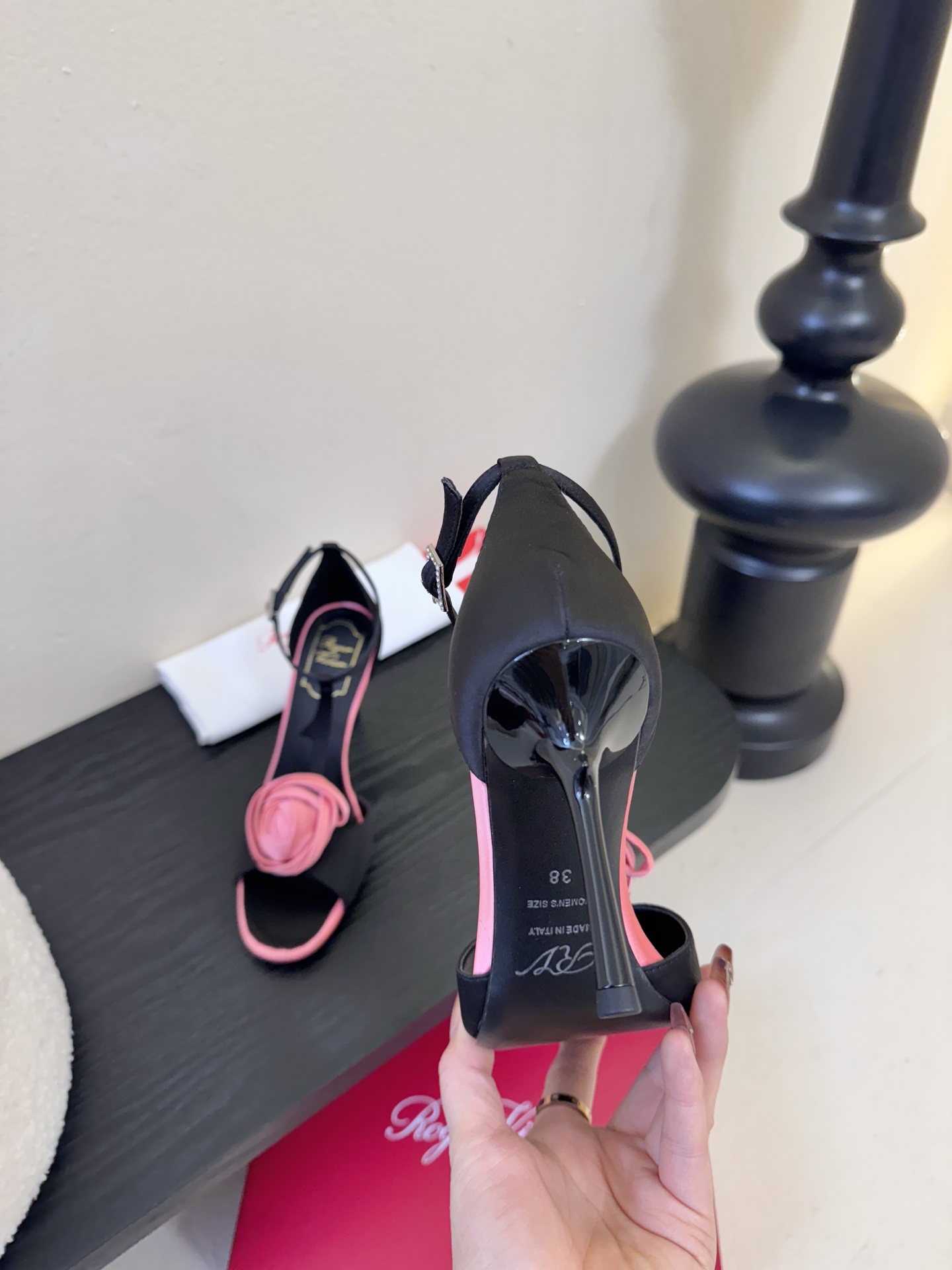 Roger Vivier罗杰·维维亚2026春夏最新款时装鞋超多明星网红种草 经典的尖头设计 玫瑰花扣装