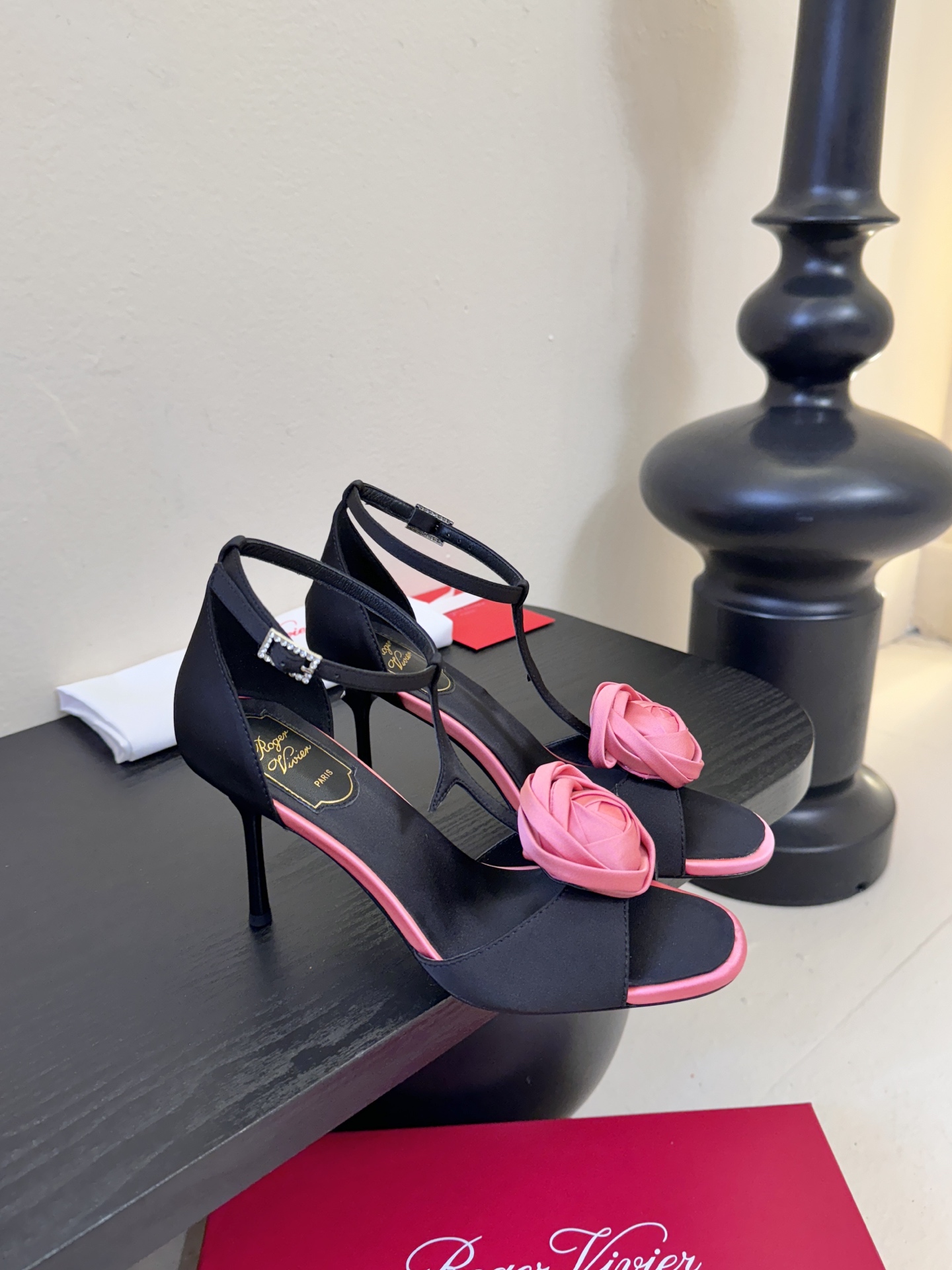 Roger Vivier罗杰·维维亚2026春夏最新款时装鞋超多明星网红种草 经典的尖头设计 玫瑰花扣装