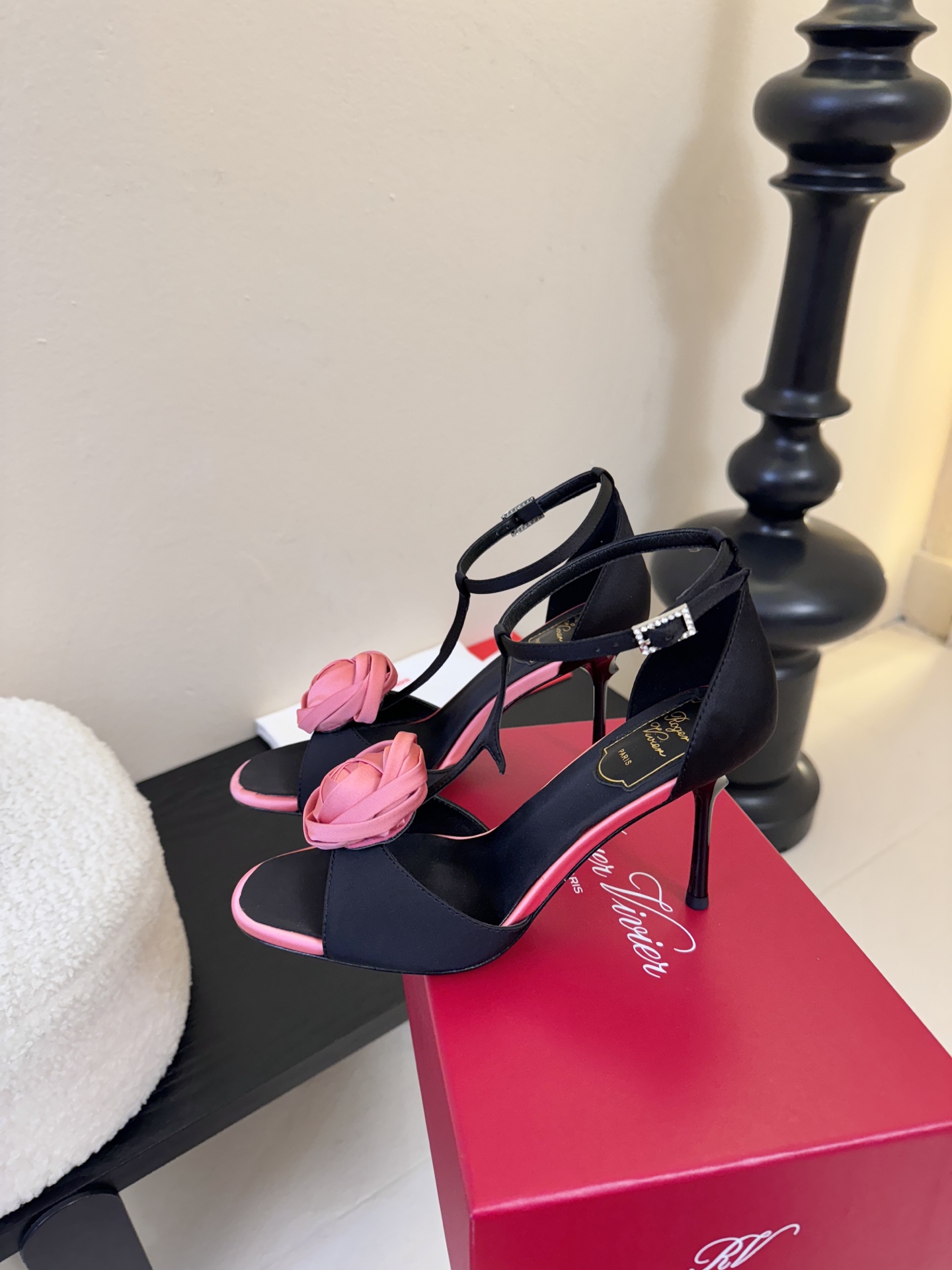 Roger Vivier罗杰·维维亚2026春夏最新款时装鞋超多明星网红种草 经典的尖头设计 玫瑰花扣装