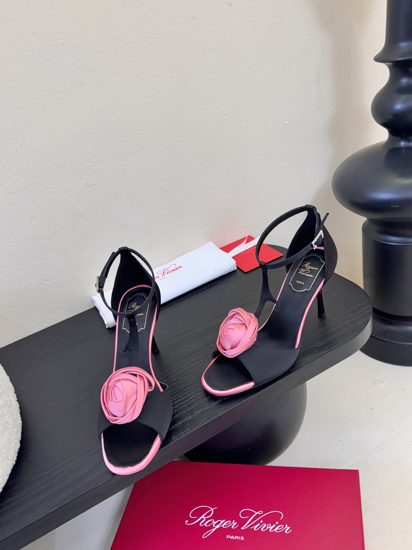 Roger Vivier罗杰·维维亚2026春夏最新款时装鞋超多明星网红种草 经典的尖头设计 玫瑰花扣装