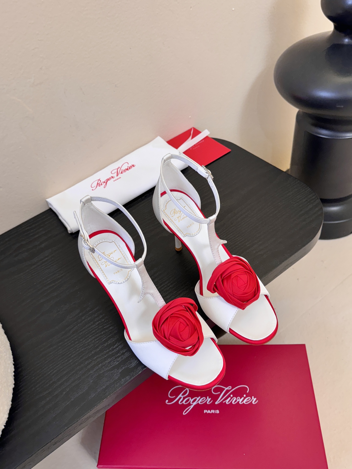 Roger Vivier罗杰·维维亚2026春夏最新款时装鞋超多明星网红种草 经典的尖头设计 玫瑰花扣装