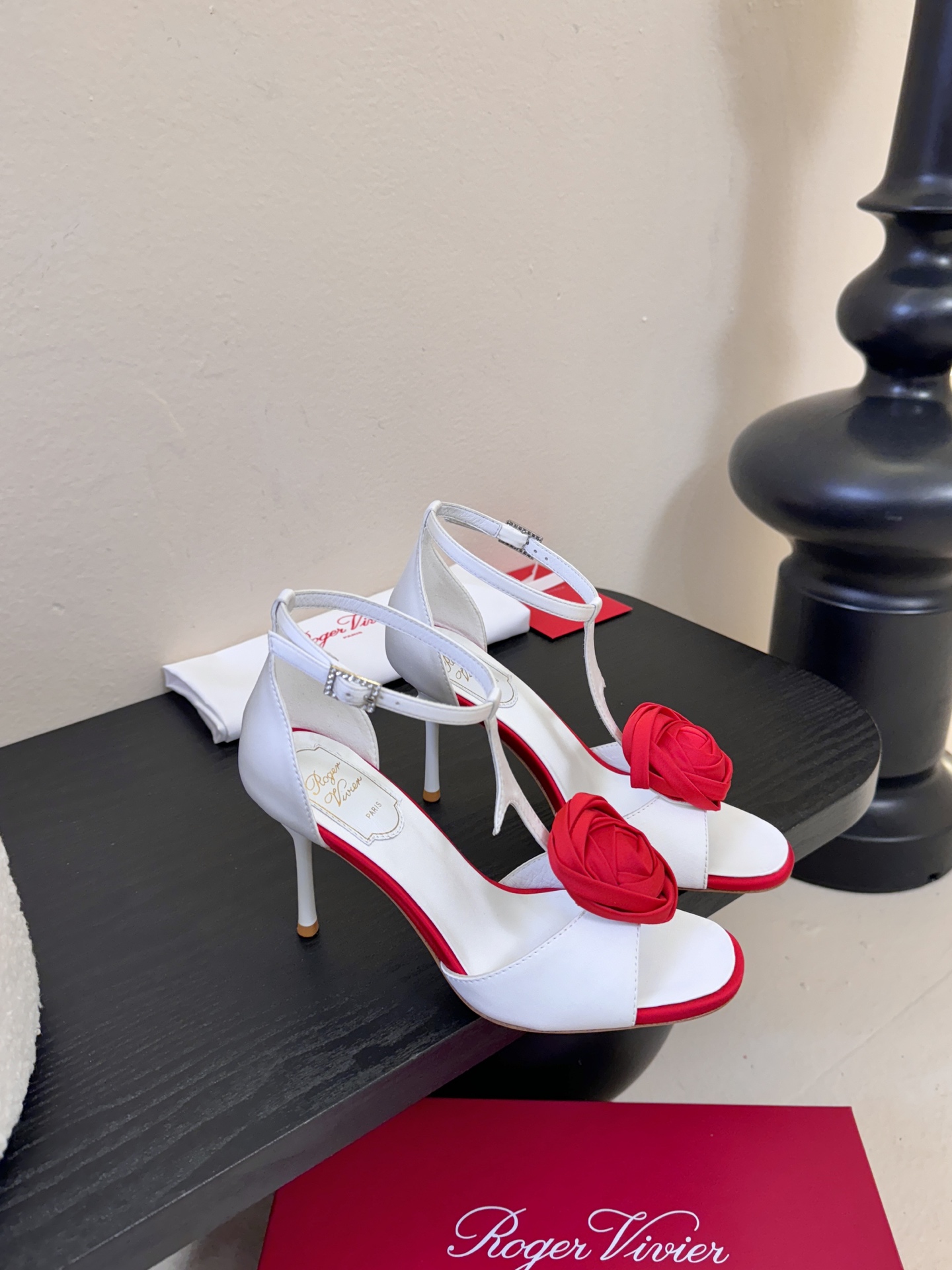 Roger Vivier罗杰·维维亚2026春夏最新款时装鞋超多明星网红种草 经典的尖头设计 玫瑰花扣装