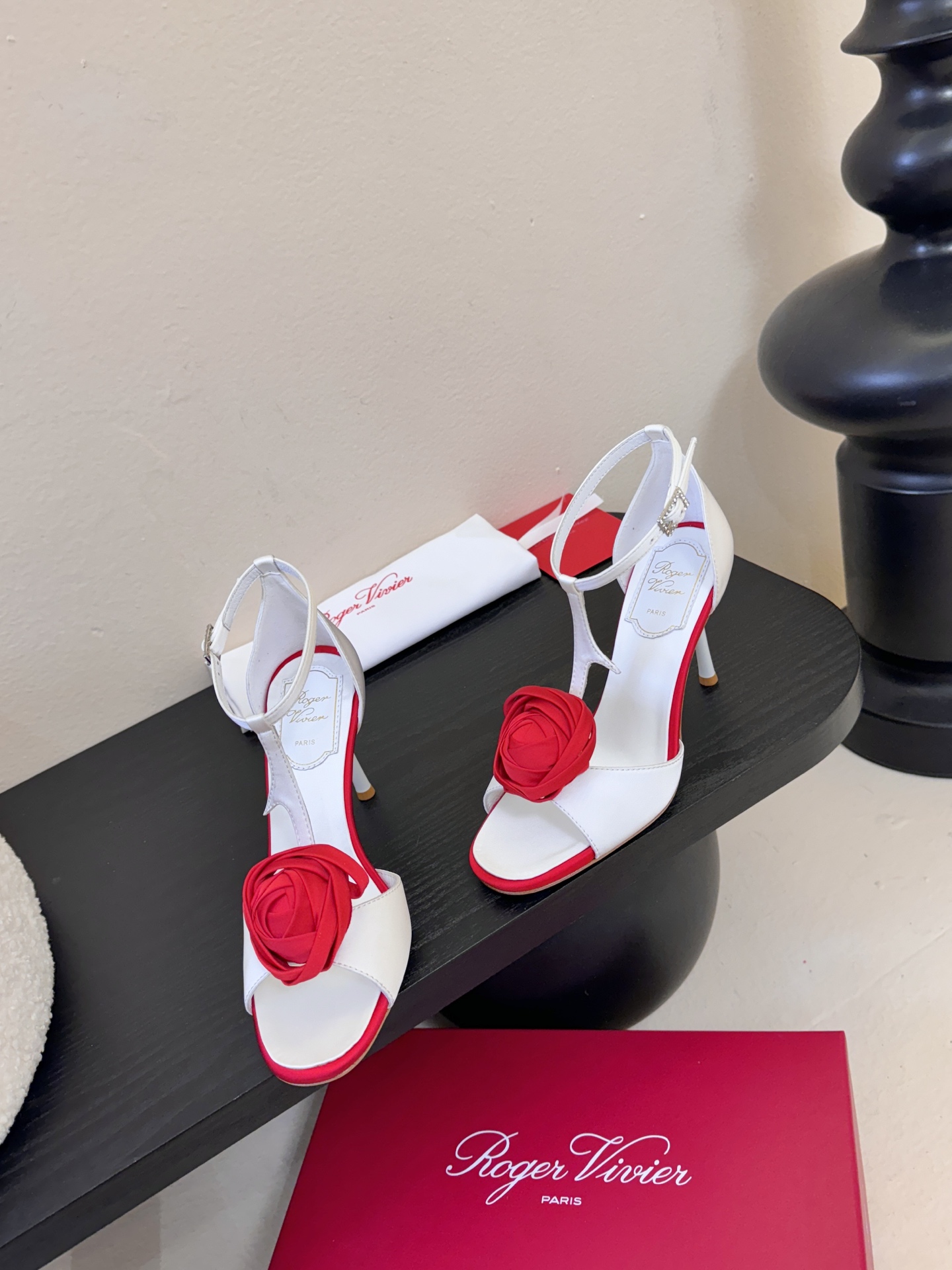 Roger Vivier罗杰·维维亚2026春夏最新款时装鞋超多明星网红种草 经典的尖头设计 玫瑰花扣装