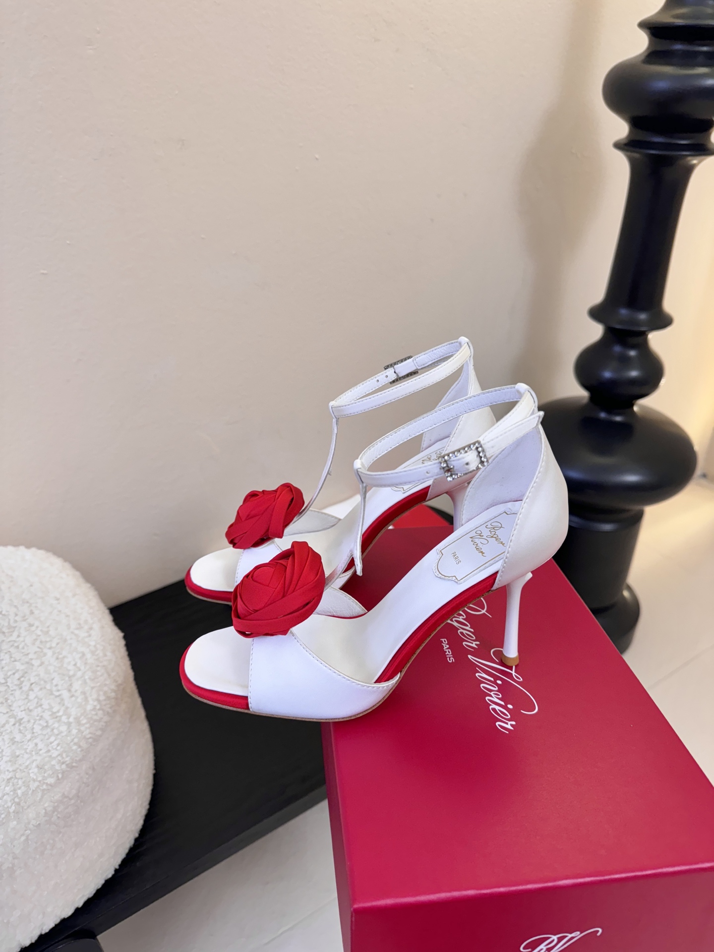 Roger Vivier罗杰·维维亚2026春夏最新款时装鞋超多明星网红种草 经典的尖头设计 玫瑰花扣装