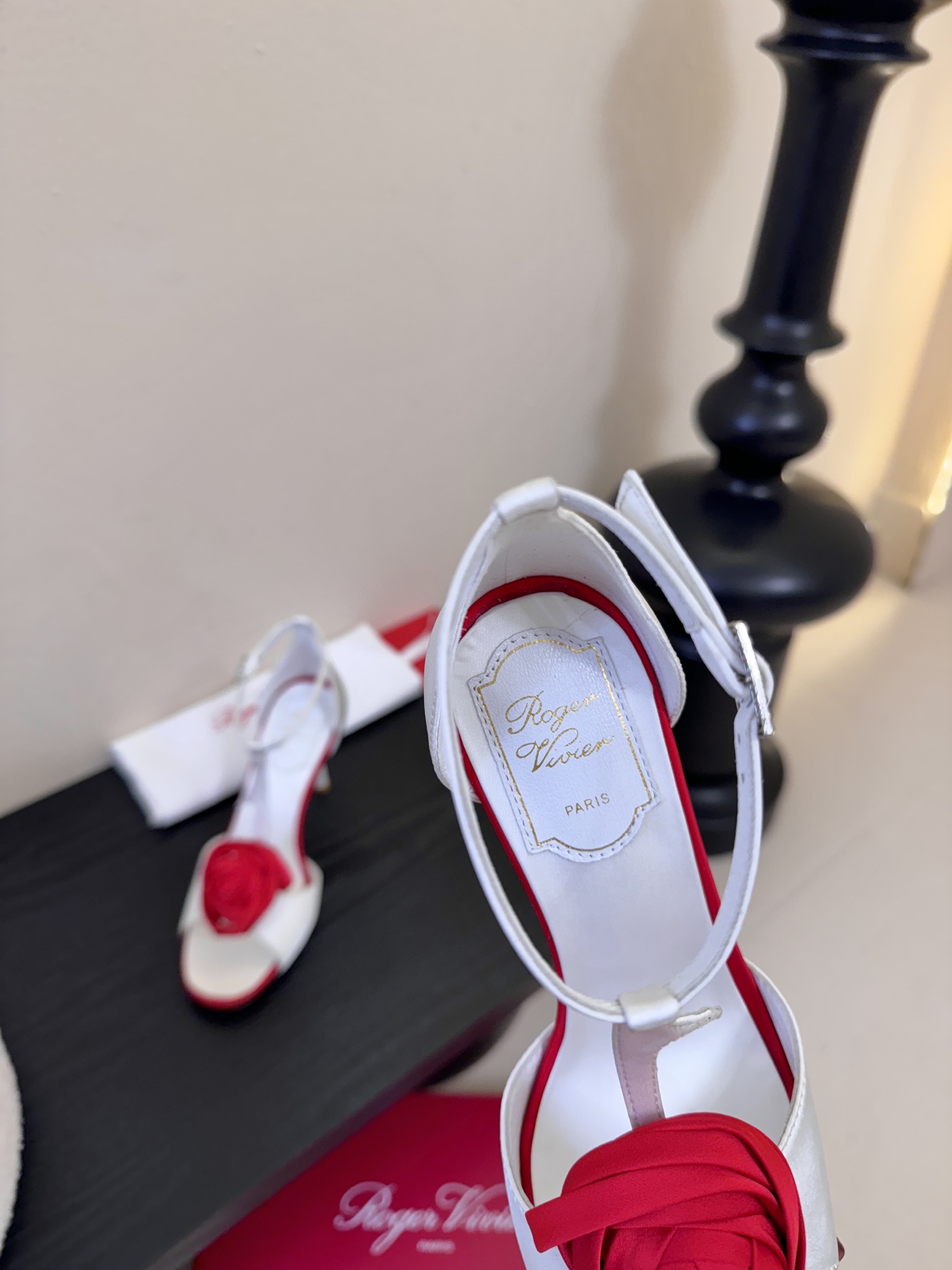 Roger Vivier罗杰·维维亚2026春夏最新款时装鞋超多明星网红种草 经典的尖头设计 玫瑰花扣装