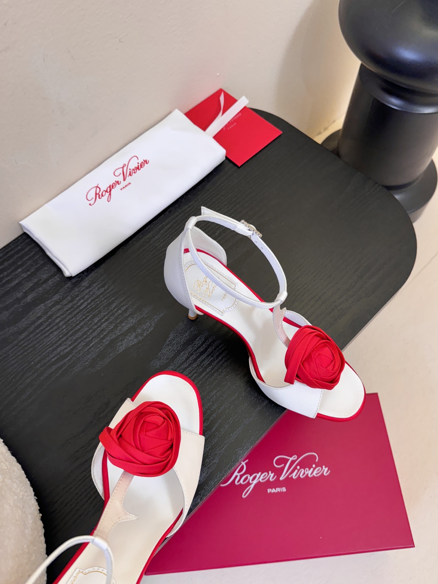 Roger Vivier罗杰·维维亚2026春夏最新款时装鞋超多明星网红种草 经典的尖头设计 玫瑰花扣装