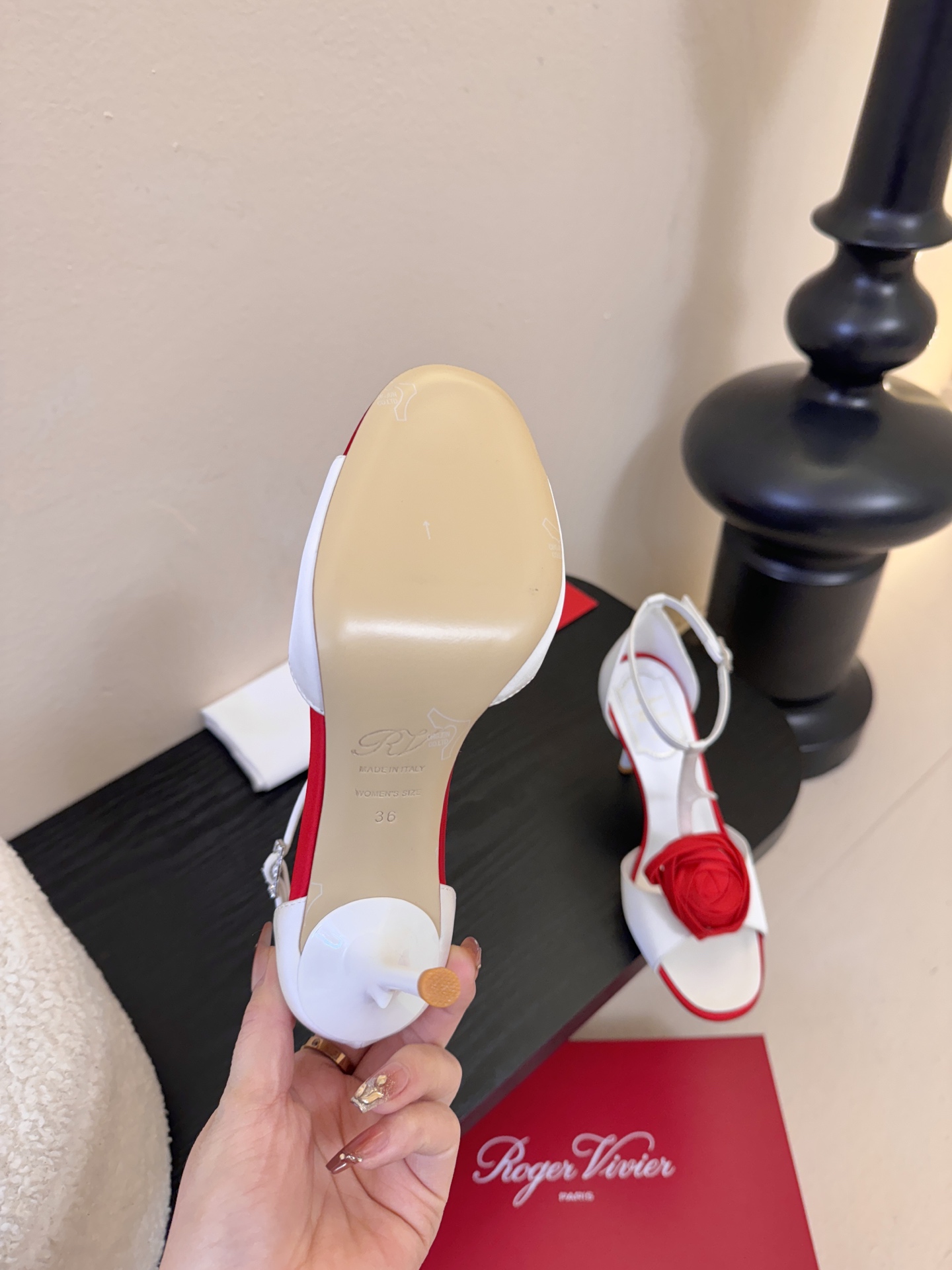 Roger Vivier罗杰·维维亚2026春夏最新款时装鞋超多明星网红种草 经典的尖头设计 玫瑰花扣装