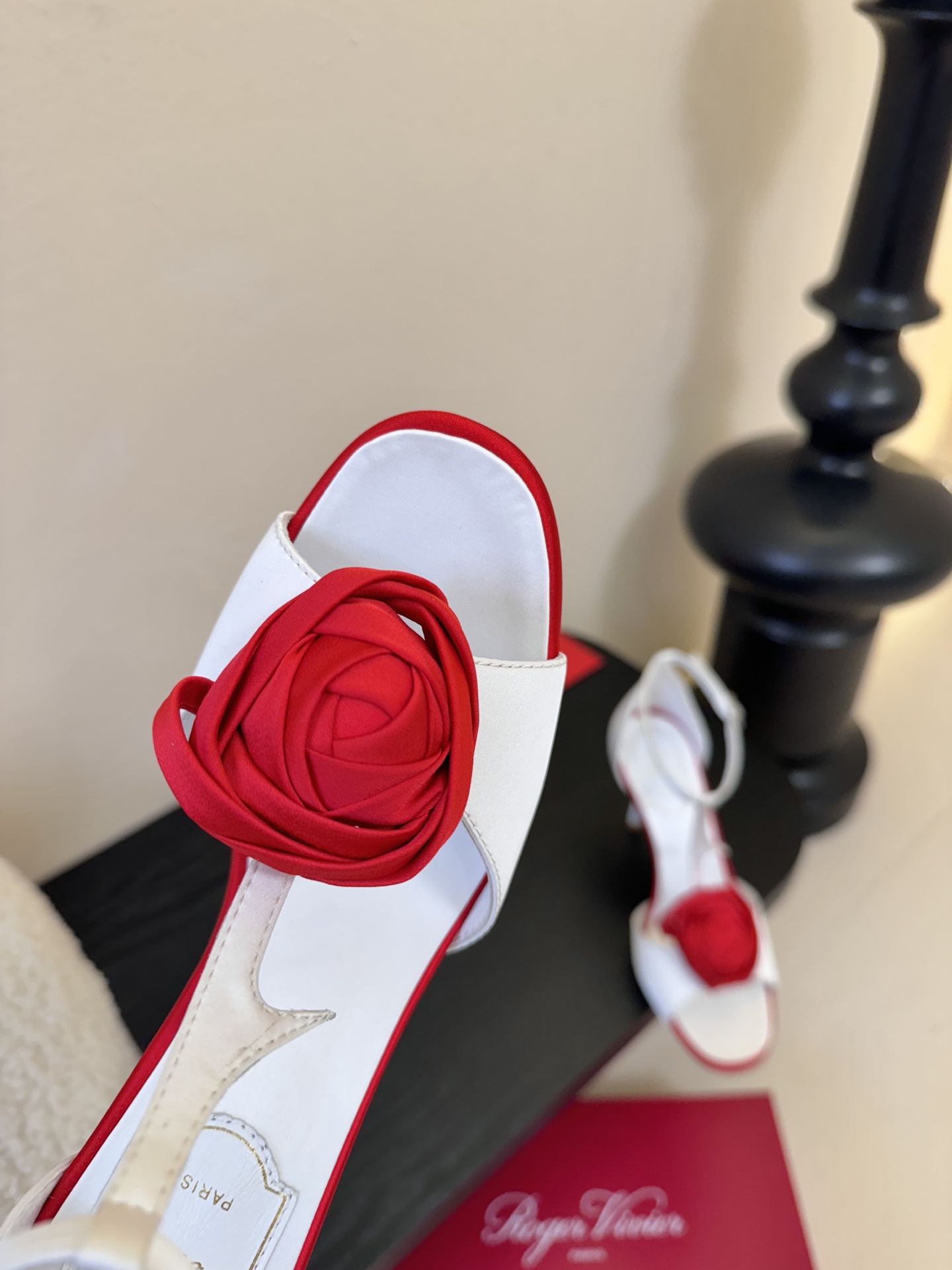 Roger Vivier罗杰·维维亚2026春夏最新款时装鞋超多明星网红种草 经典的尖头设计 玫瑰花扣装