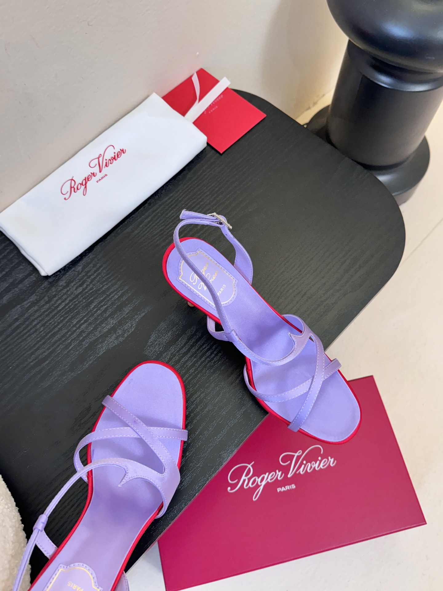 Roger Vivier罗杰·维维亚2026春夏最新款时装鞋超多明星网红种草 经典的尖头设计 玫瑰花扣装