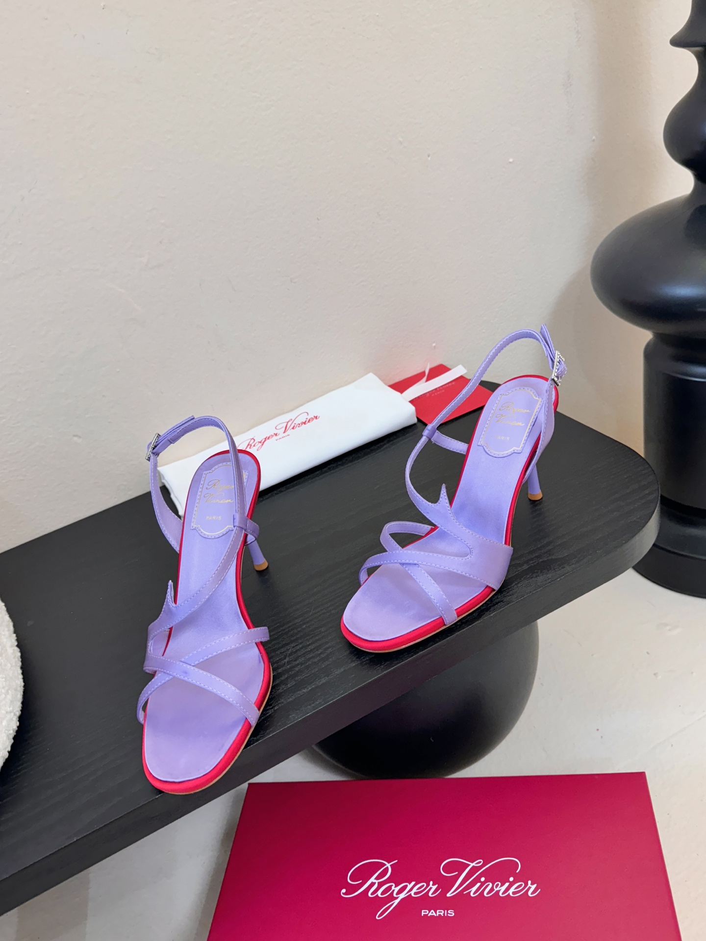 Roger Vivier罗杰·维维亚2026春夏最新款时装鞋超多明星网红种草 经典的尖头设计 玫瑰花扣装