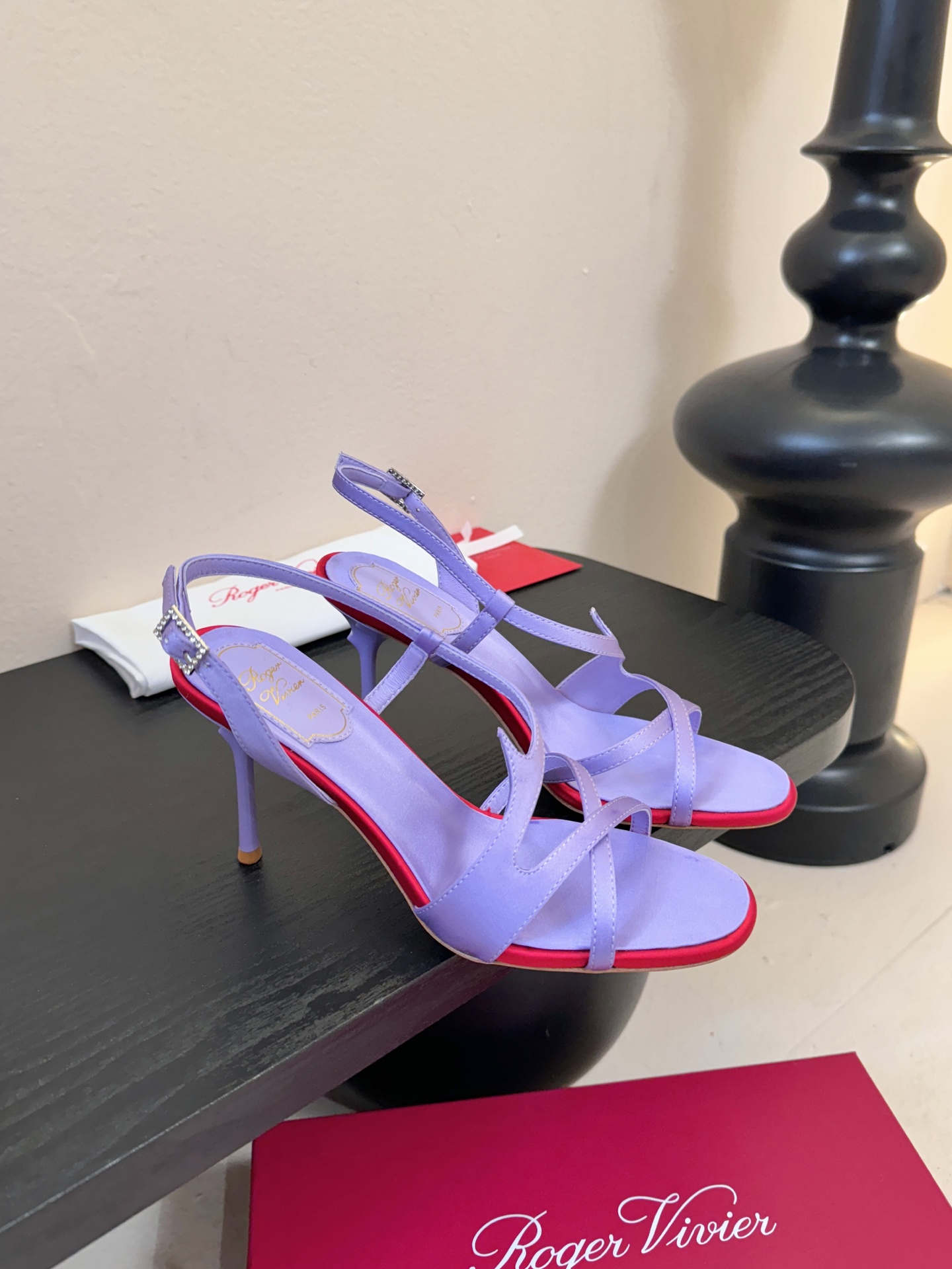 Roger Vivier罗杰·维维亚2026春夏最新款时装鞋超多明星网红种草 经典的尖头设计 玫瑰花扣装