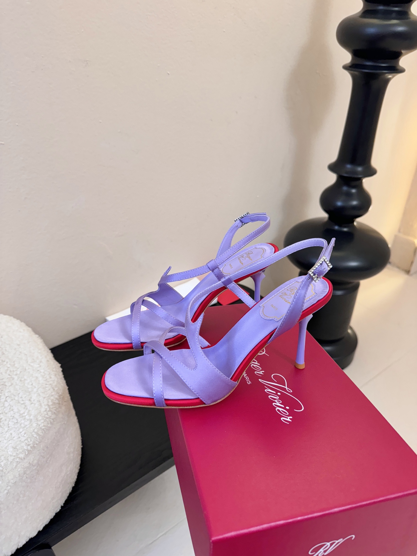 Roger Vivier罗杰·维维亚2026春夏最新款时装鞋超多明星网红种草 经典的尖头设计 玫瑰花扣装