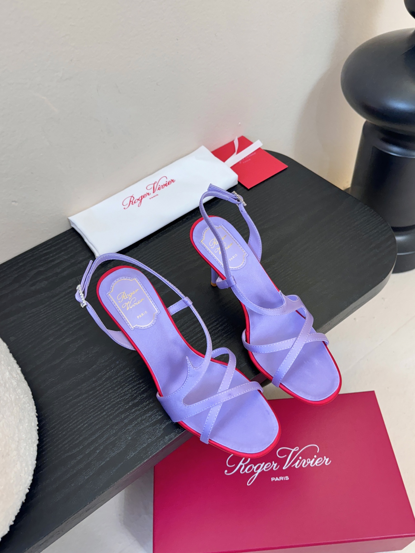 Roger Vivier罗杰·维维亚2026春夏最新款时装鞋超多明星网红种草 经典的尖头设计 玫瑰花扣装