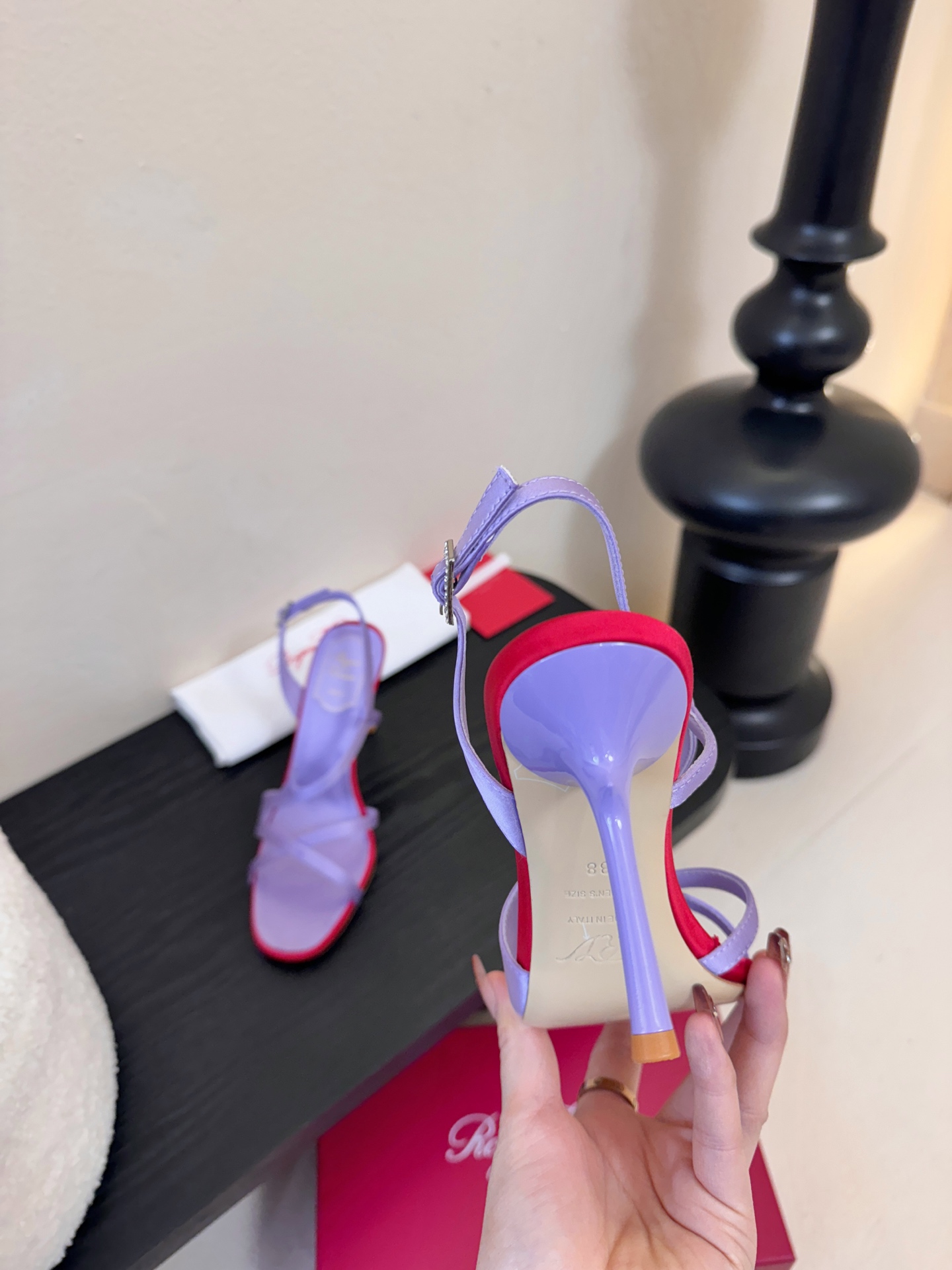 Roger Vivier罗杰·维维亚2026春夏最新款时装鞋超多明星网红种草 经典的尖头设计 玫瑰花扣装