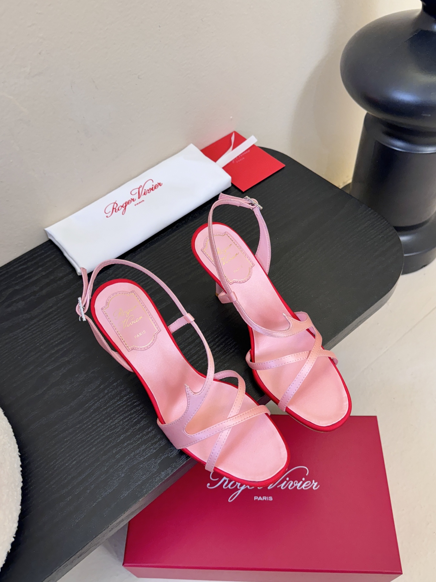 Roger Vivier罗杰·维维亚2026春夏最新款时装鞋超多明星网红种草 经典的尖头设计 玫瑰花扣装