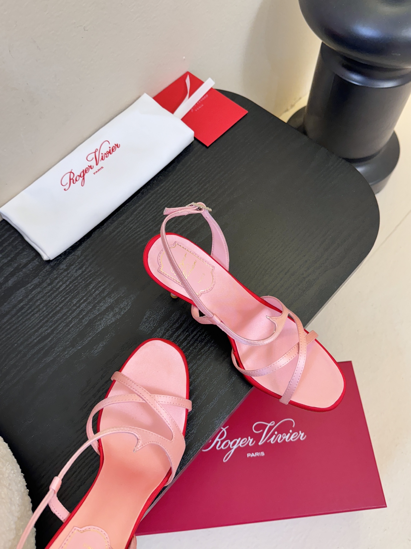 Roger Vivier罗杰·维维亚2026春夏最新款时装鞋超多明星网红种草 经典的尖头设计 玫瑰花扣装