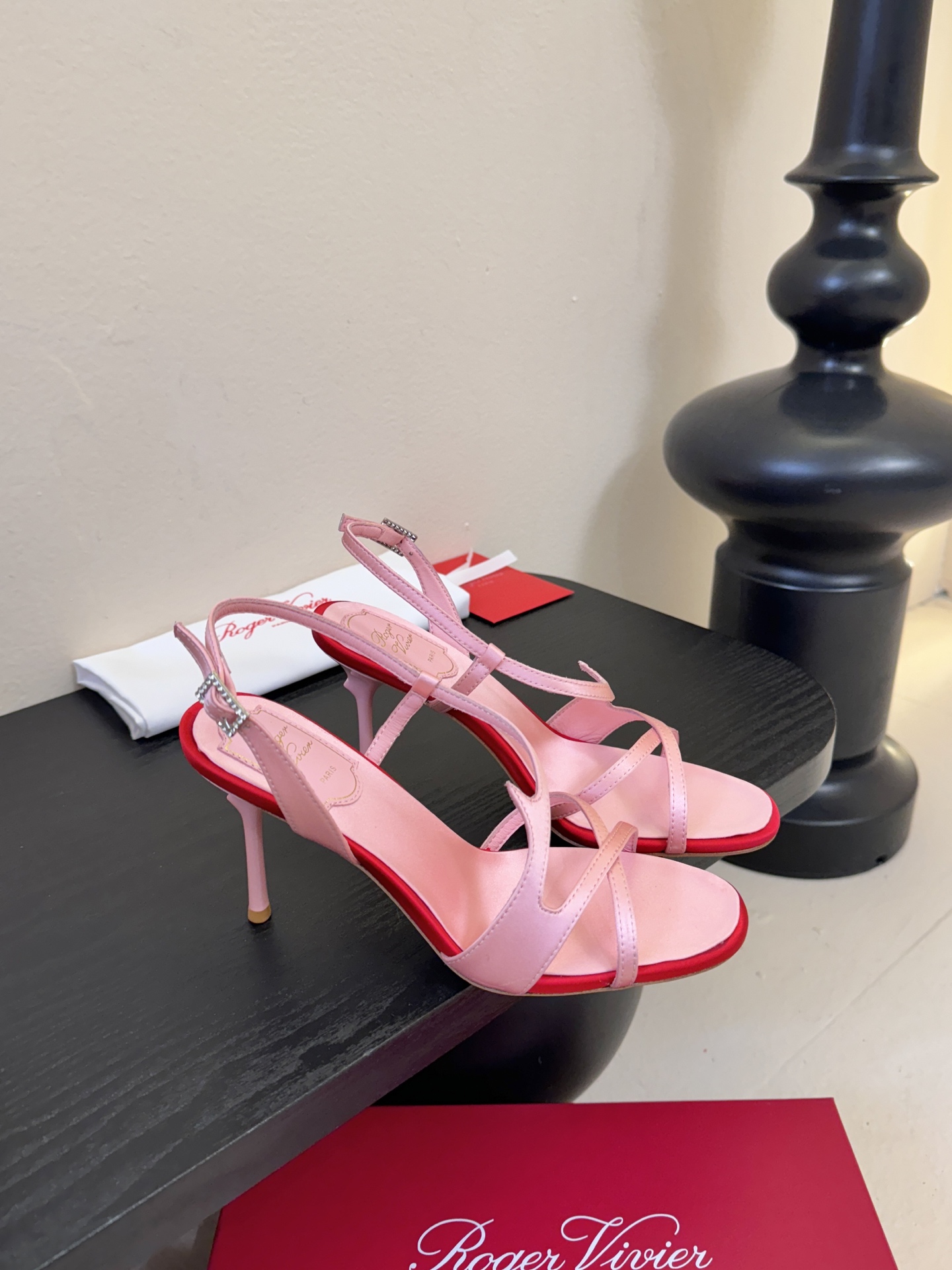 Roger Vivier罗杰·维维亚2026春夏最新款时装鞋超多明星网红种草 经典的尖头设计 玫瑰花扣装