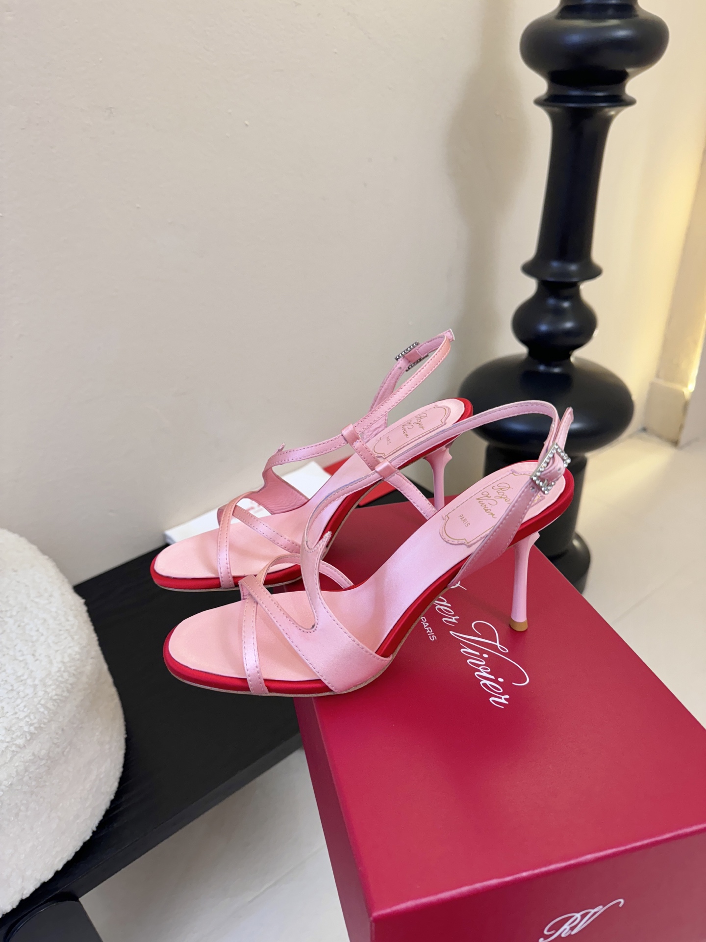 Roger Vivier罗杰·维维亚2026春夏最新款时装鞋超多明星网红种草 经典的尖头设计 玫瑰花扣装