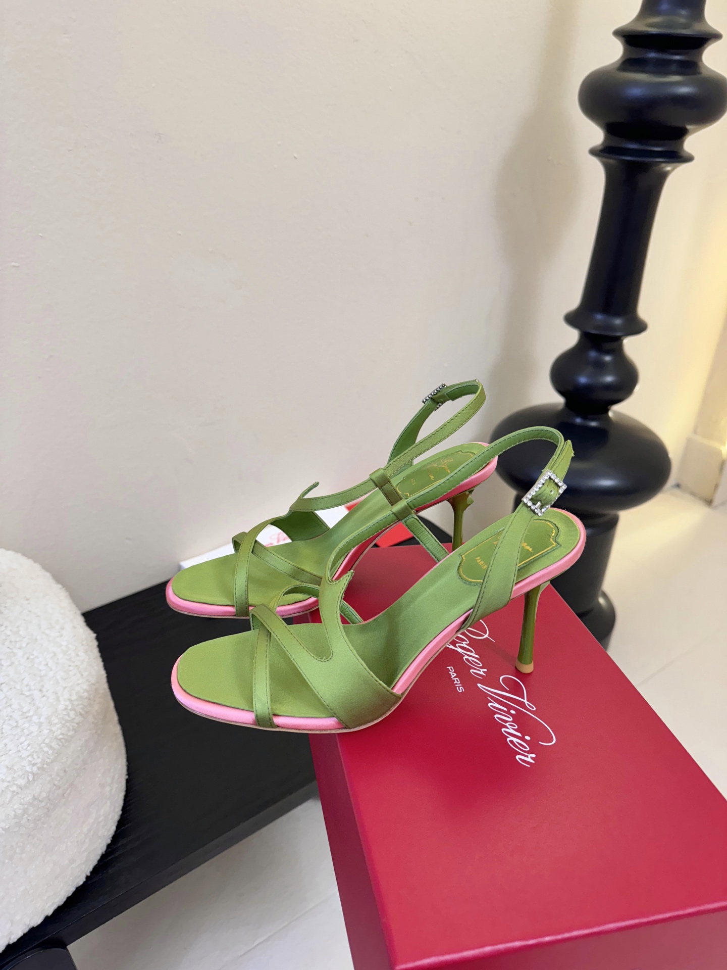 Roger Vivier罗杰·维维亚2026春夏最新款时装鞋超多明星网红种草 经典的尖头设计 玫瑰花扣装